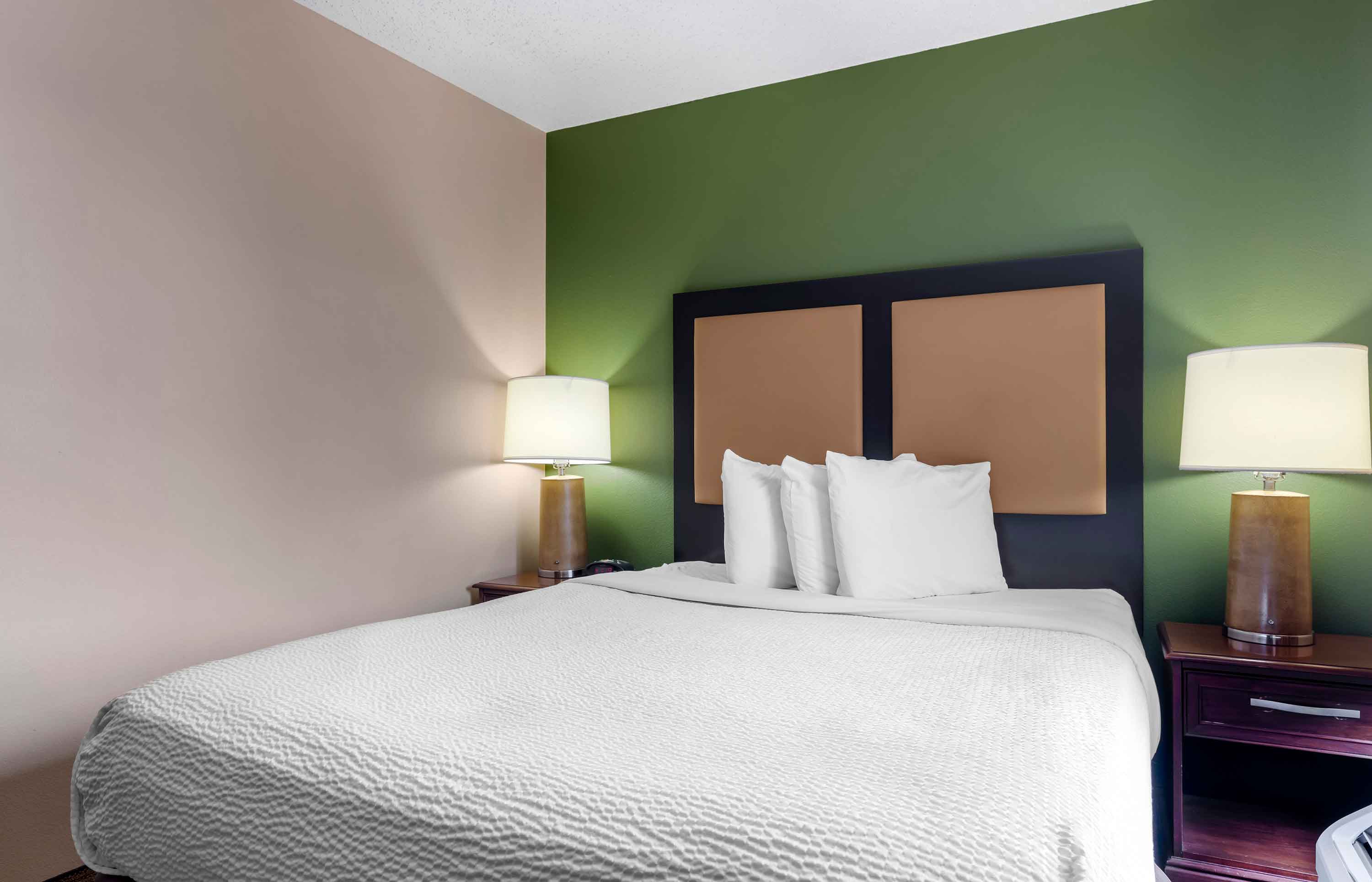 Deluxe Studio - 1 Queen Bed