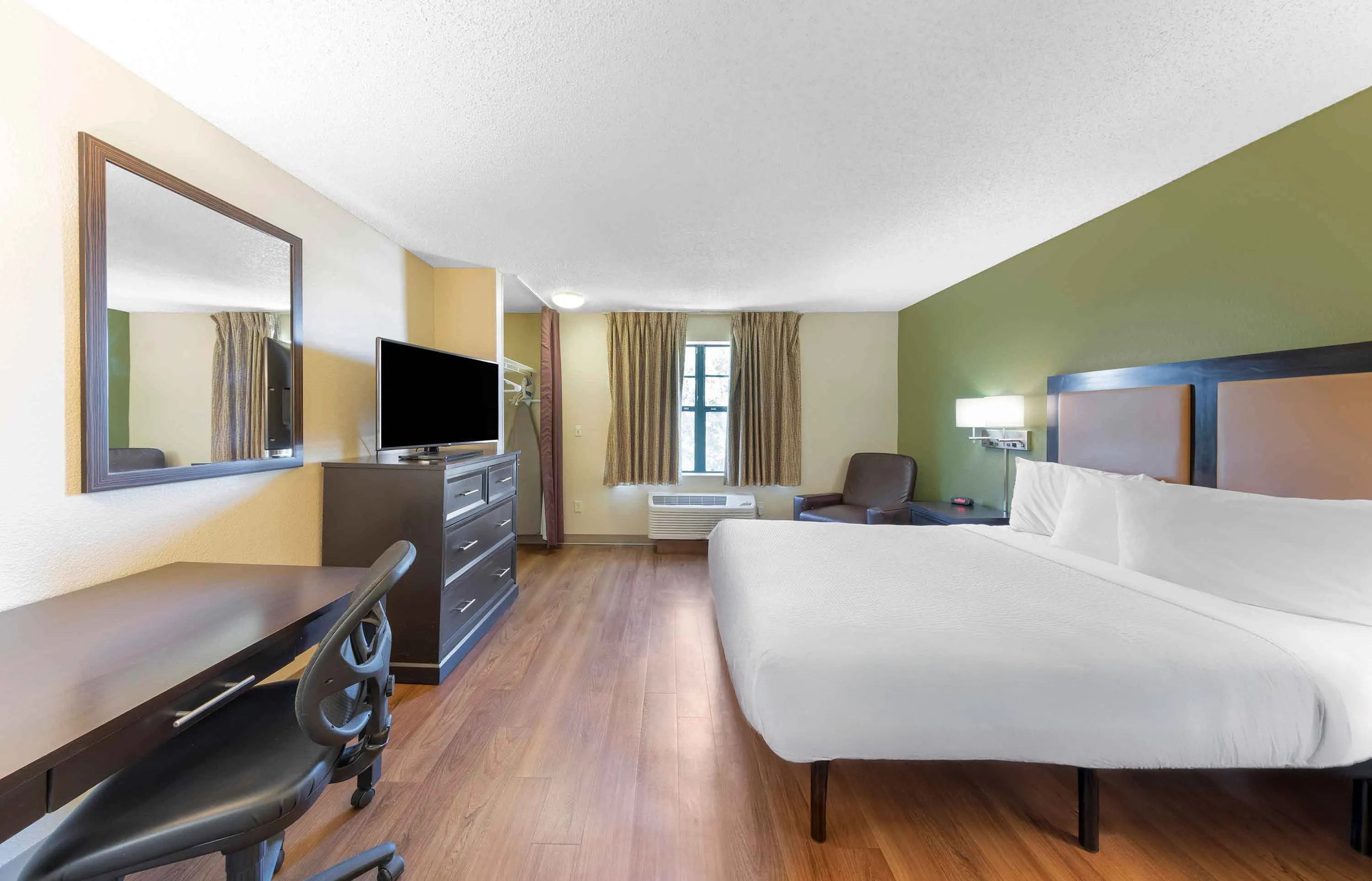 Deluxe Studio - 1 King Bed