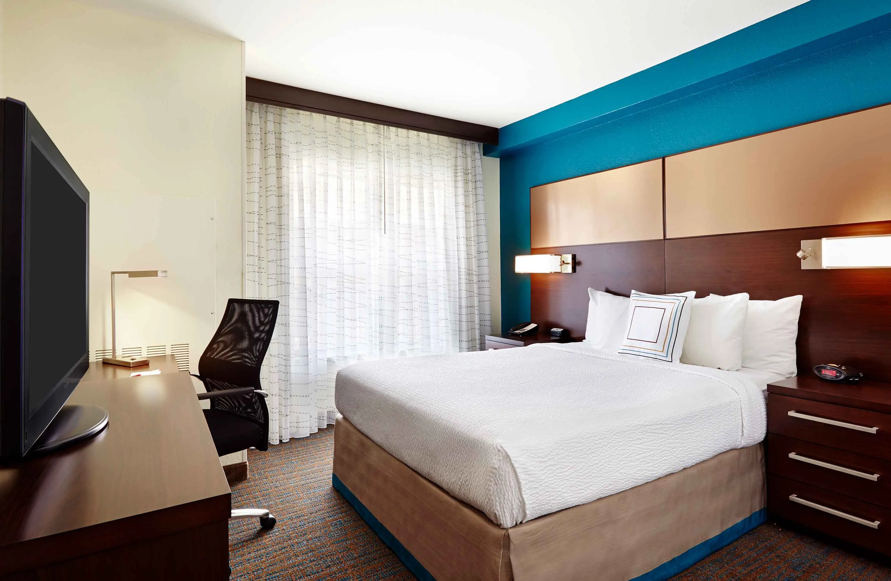 1 Bedroom Suite - 1 Queen Bed