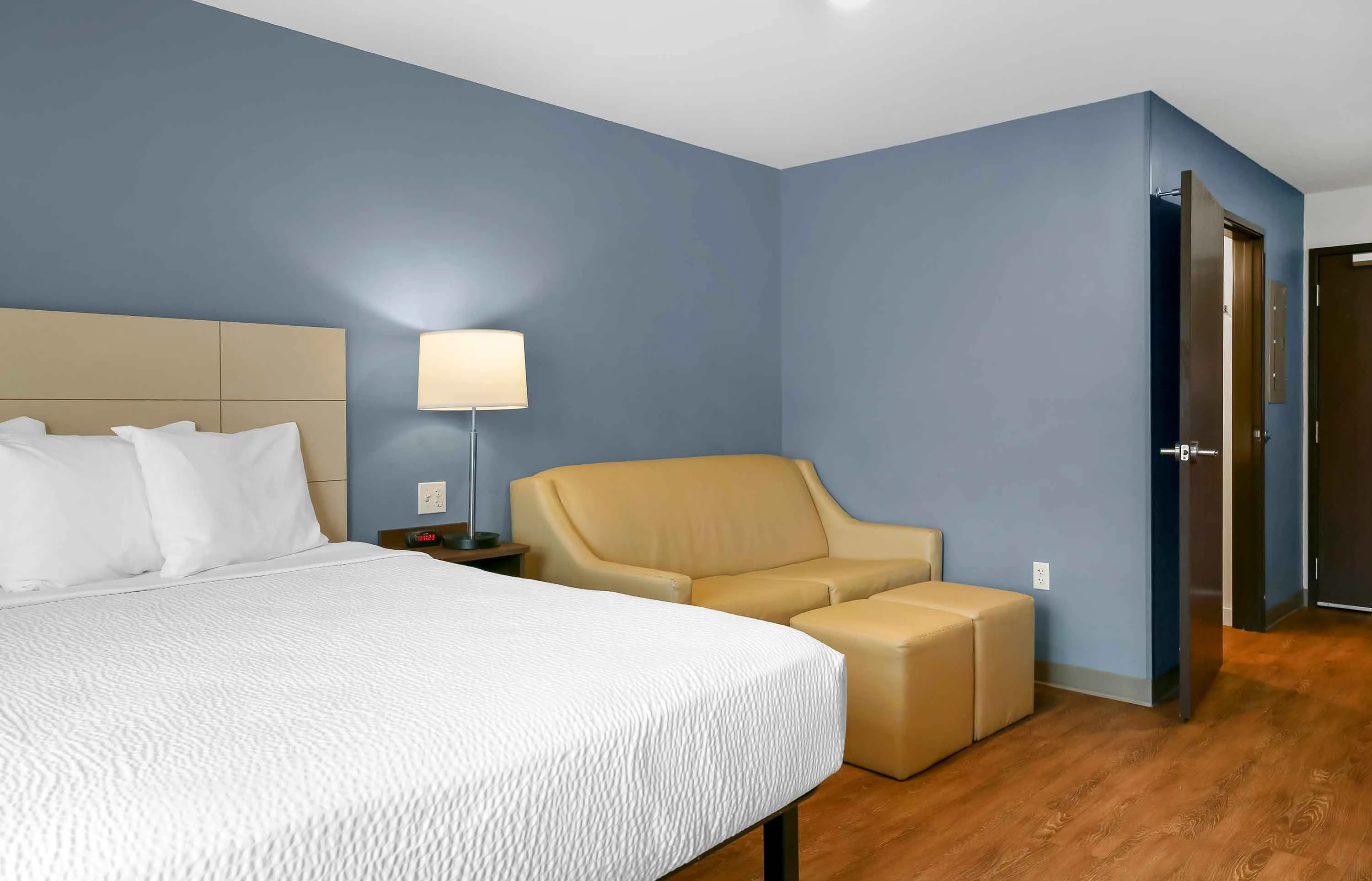 Deluxe Studio - 1 Queen Bed