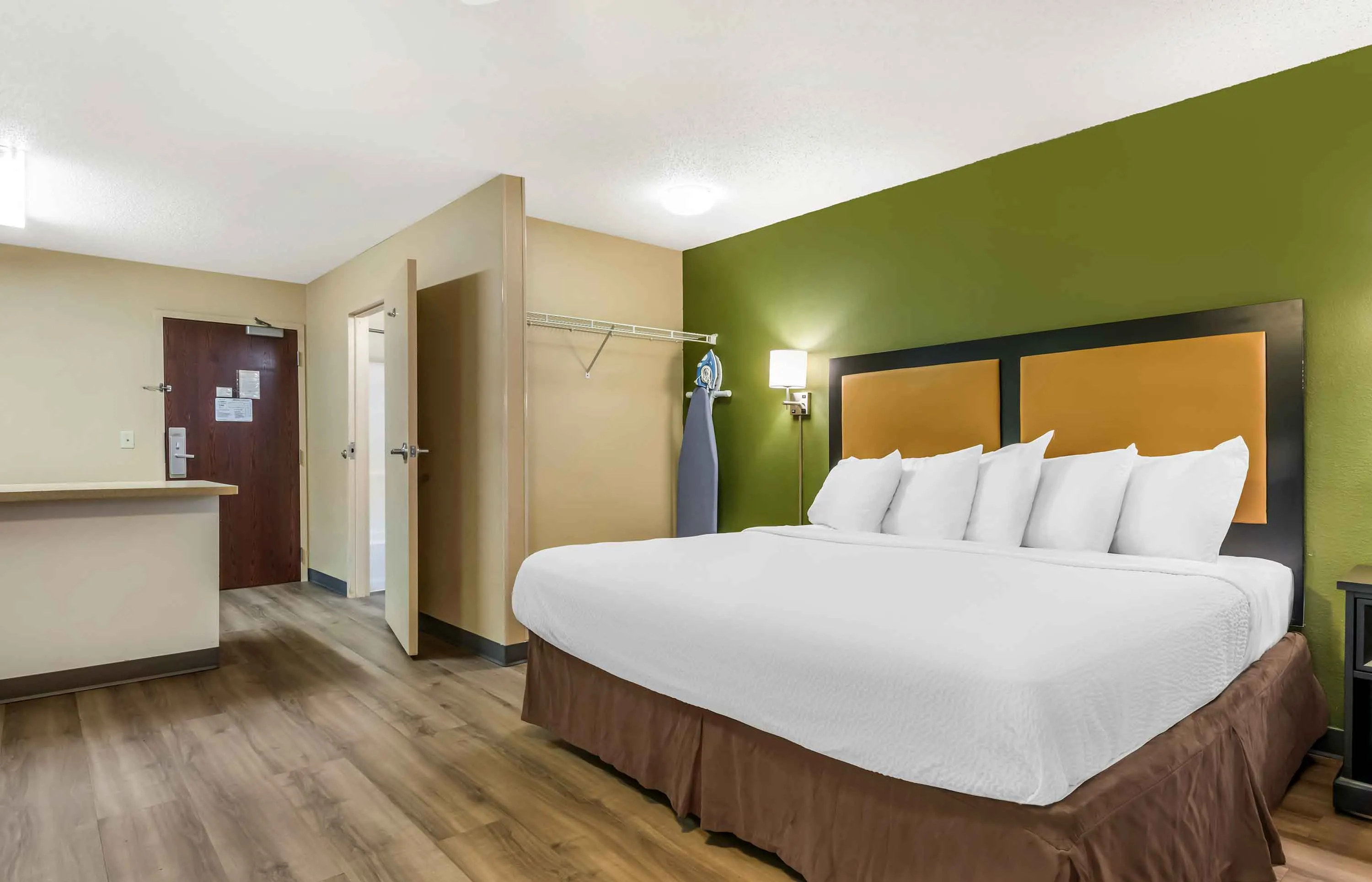 1 Bedroom Suite - 1 King Bed