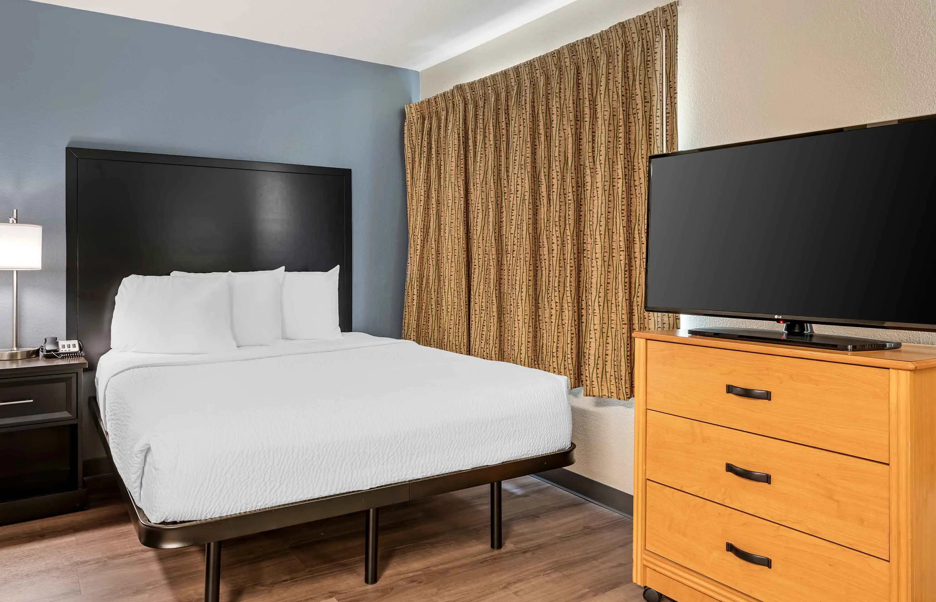 Deluxe Studio - 1 Queen Bed