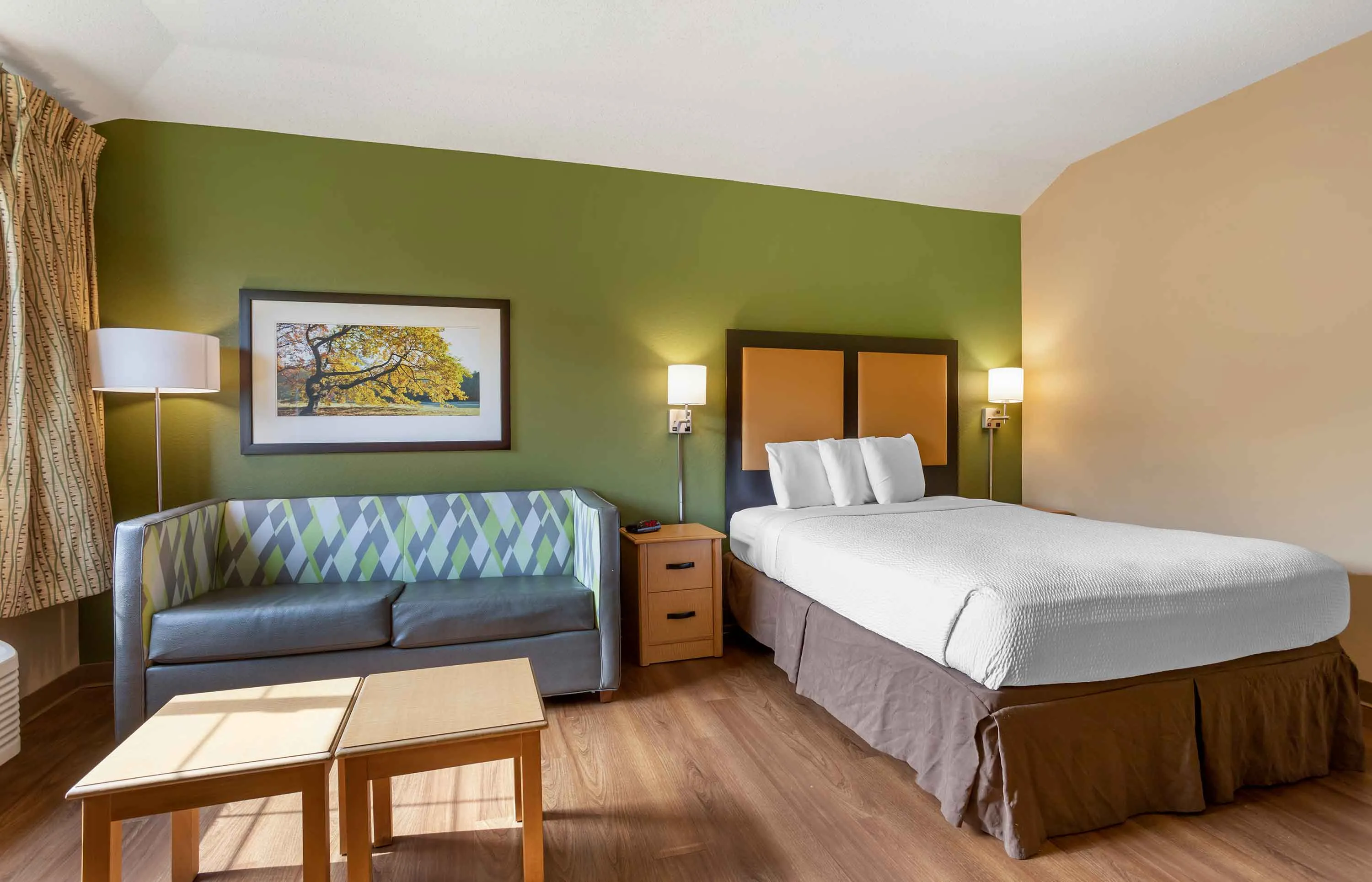 Deluxe Studio - 1 Queen Bed