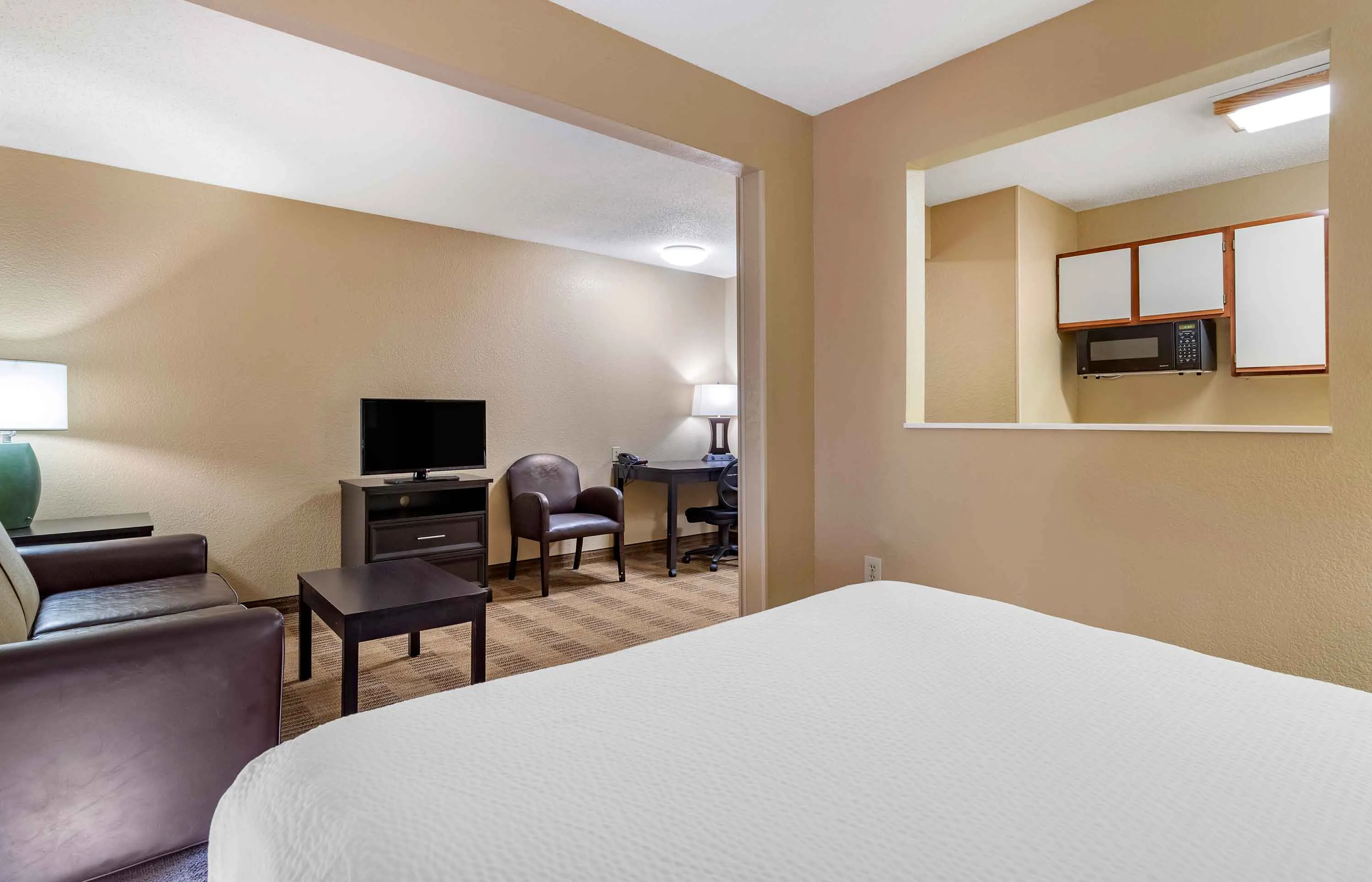 Deluxe Studio - 1 Queen Bed