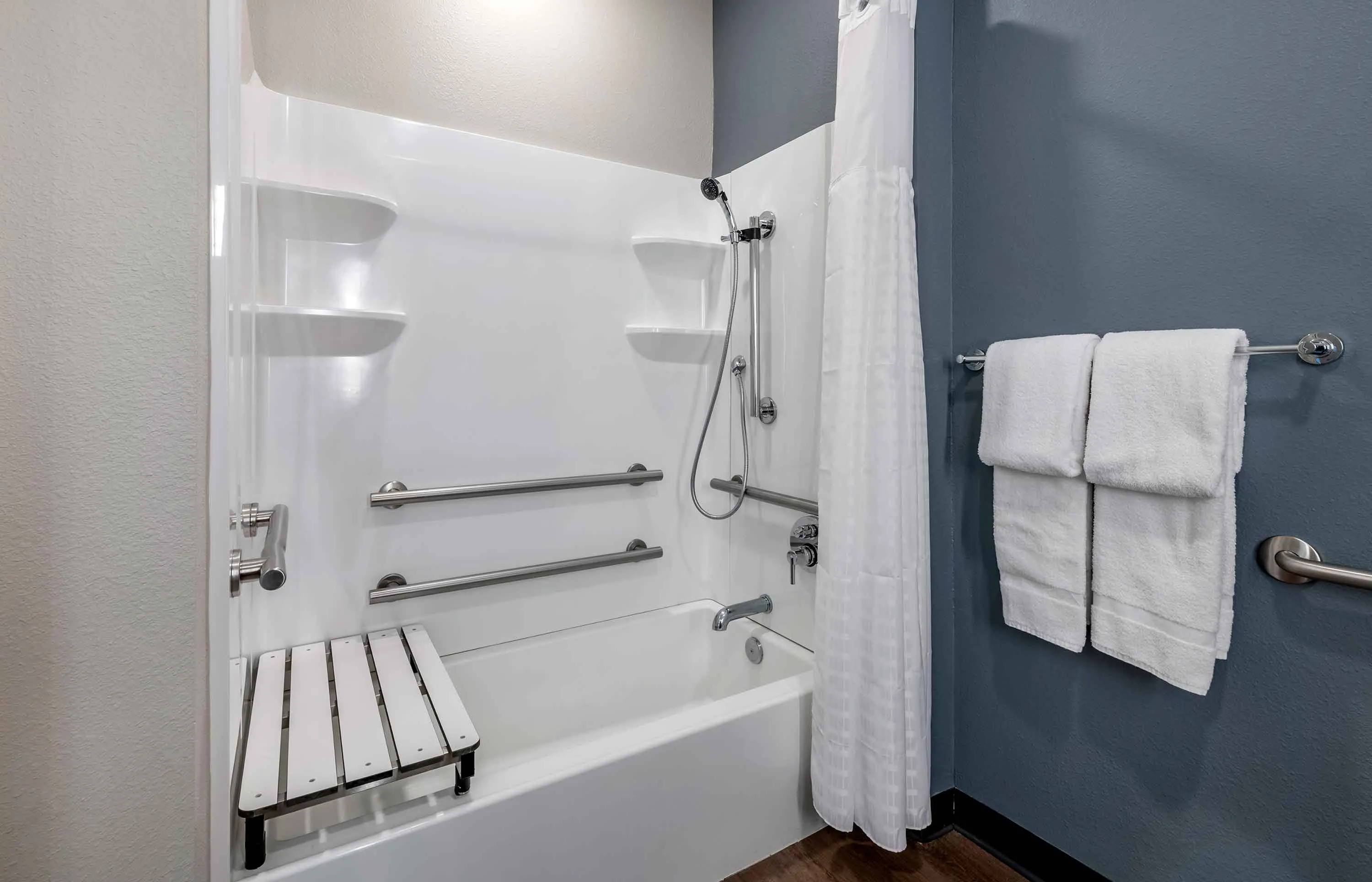 1 Bedroom Suite - 1 Queen Bed