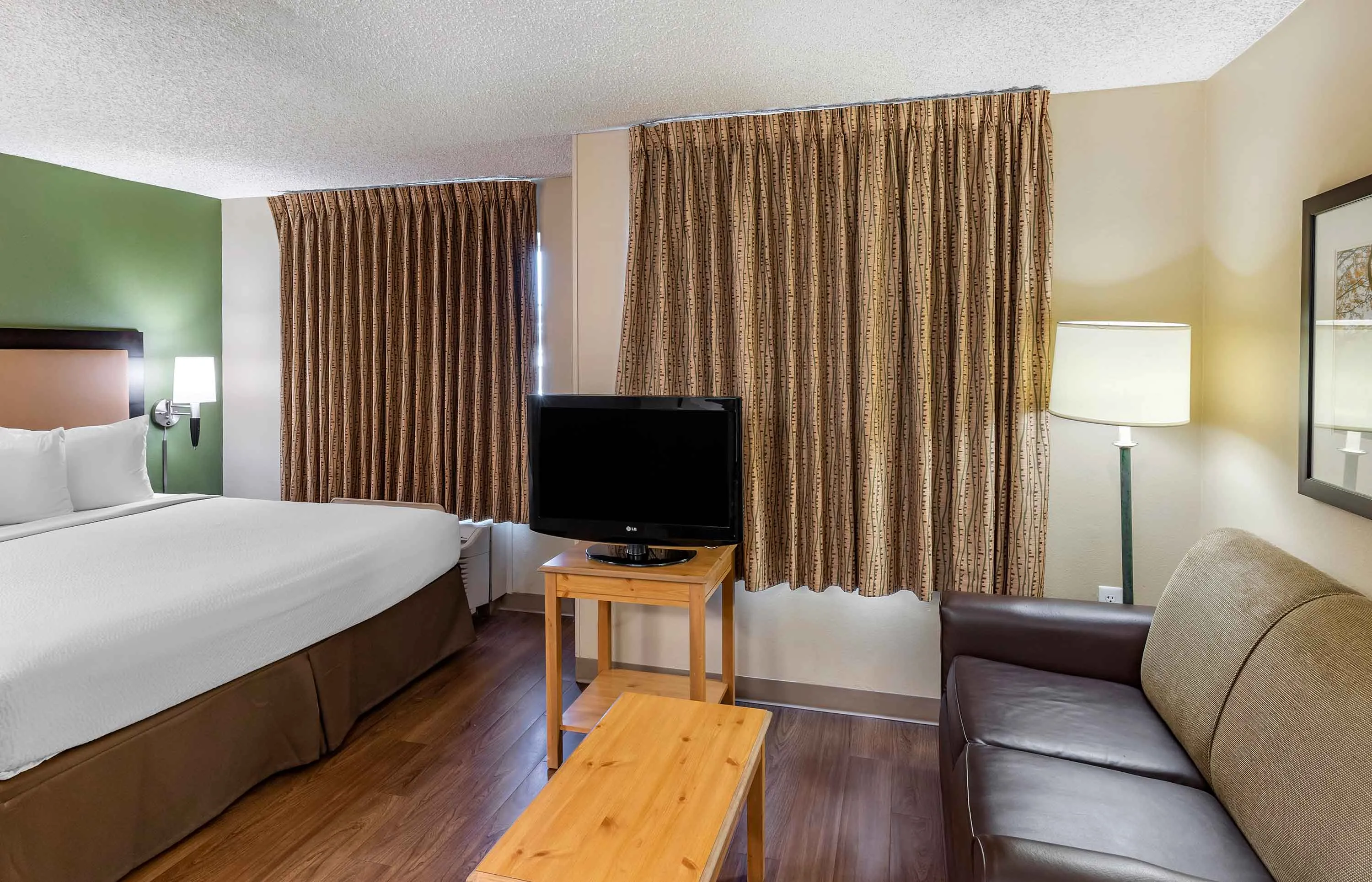 Deluxe Studio - 1 King Bed