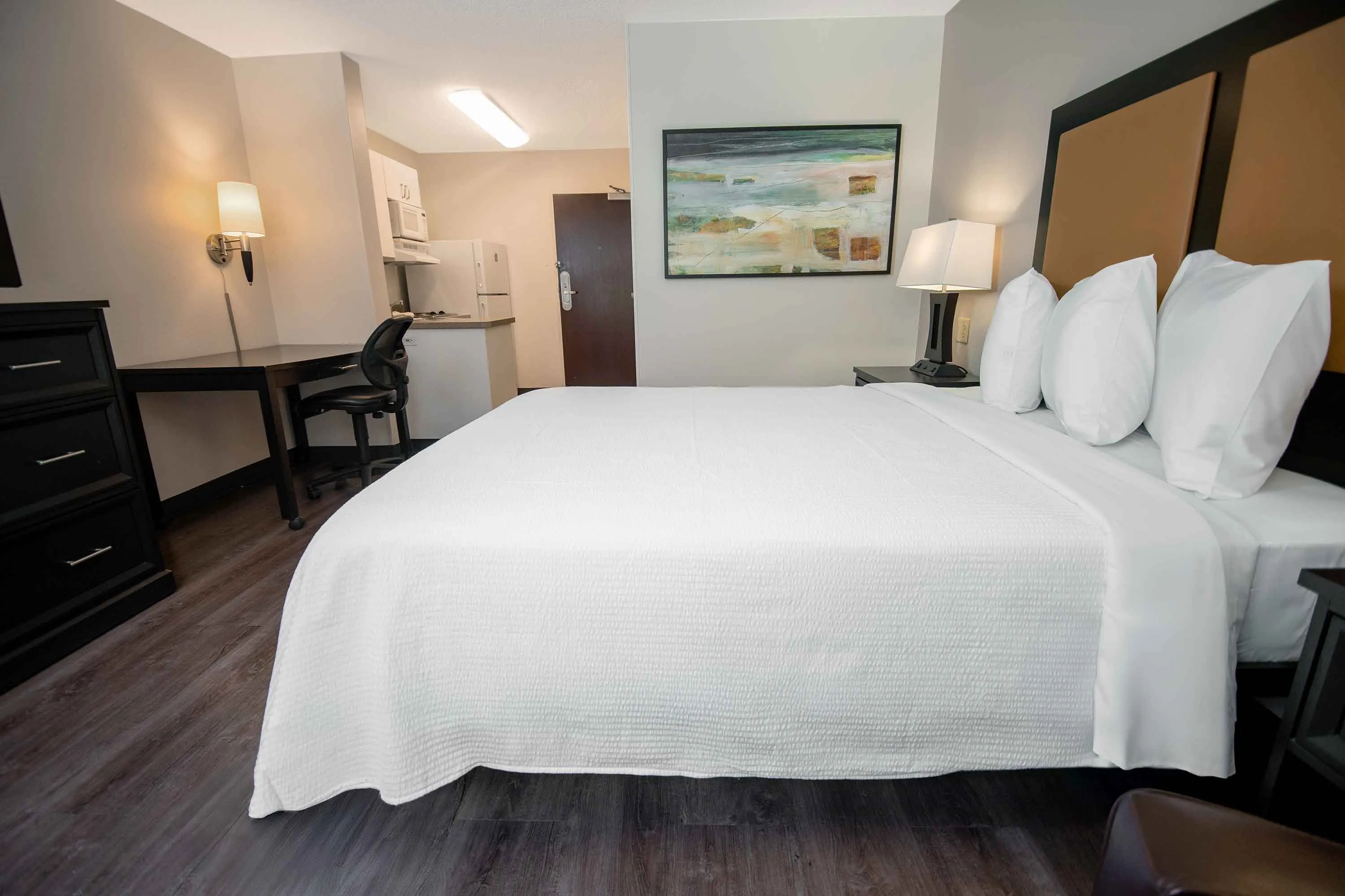Deluxe Studio - 1 Queen Bed
