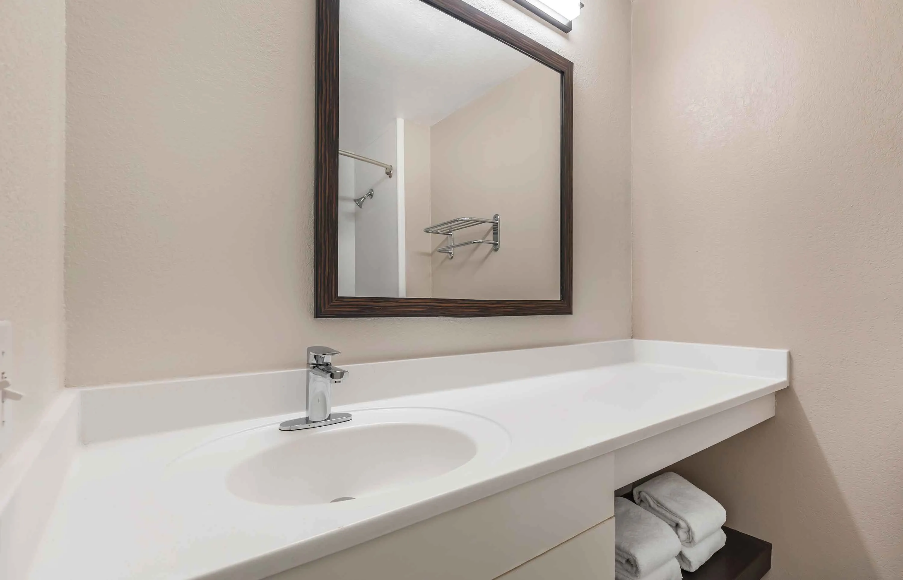 1 Bedroom Suite - 1 Queen Bed