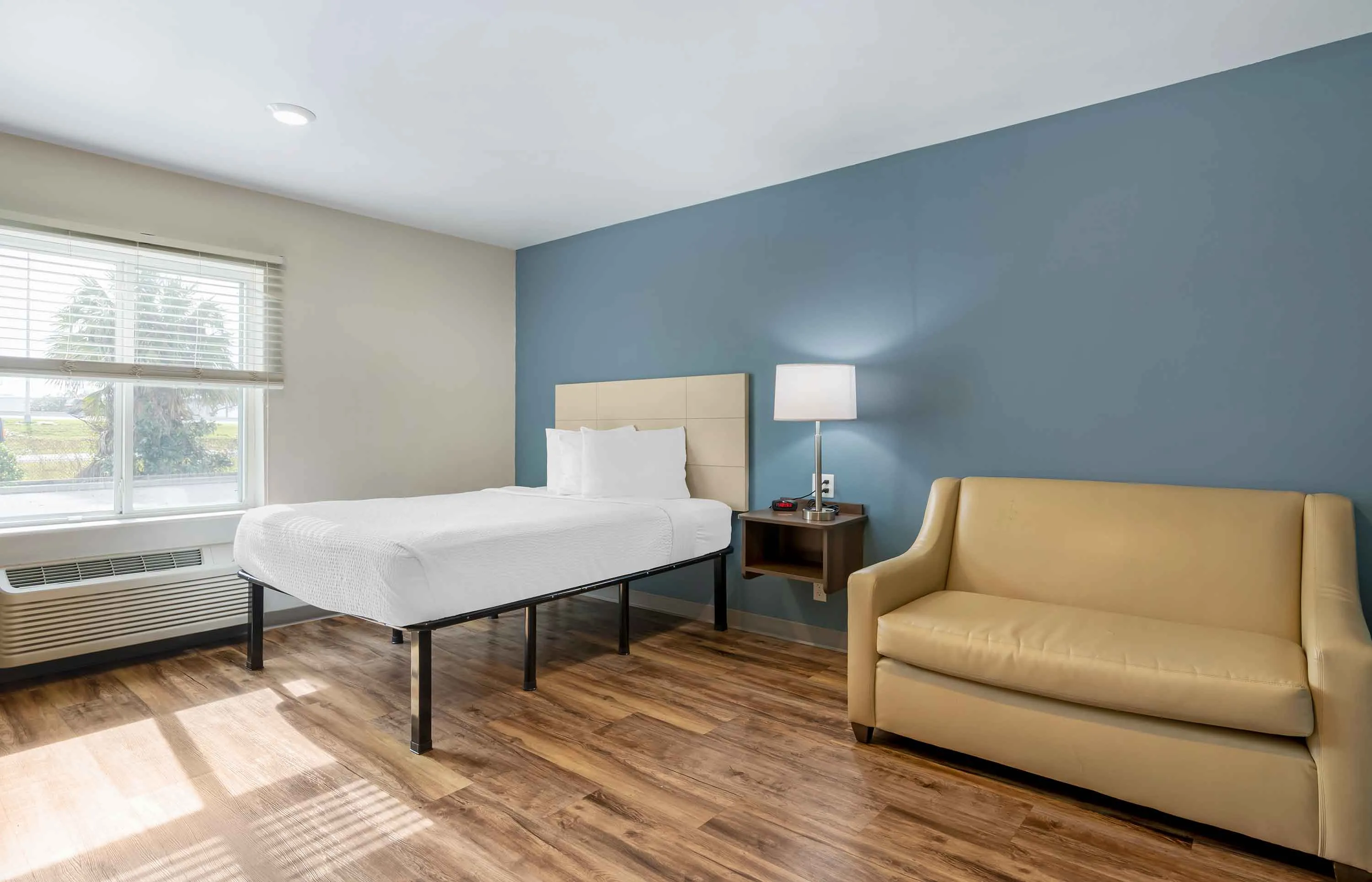 Deluxe Studio - 1 Queen Bed