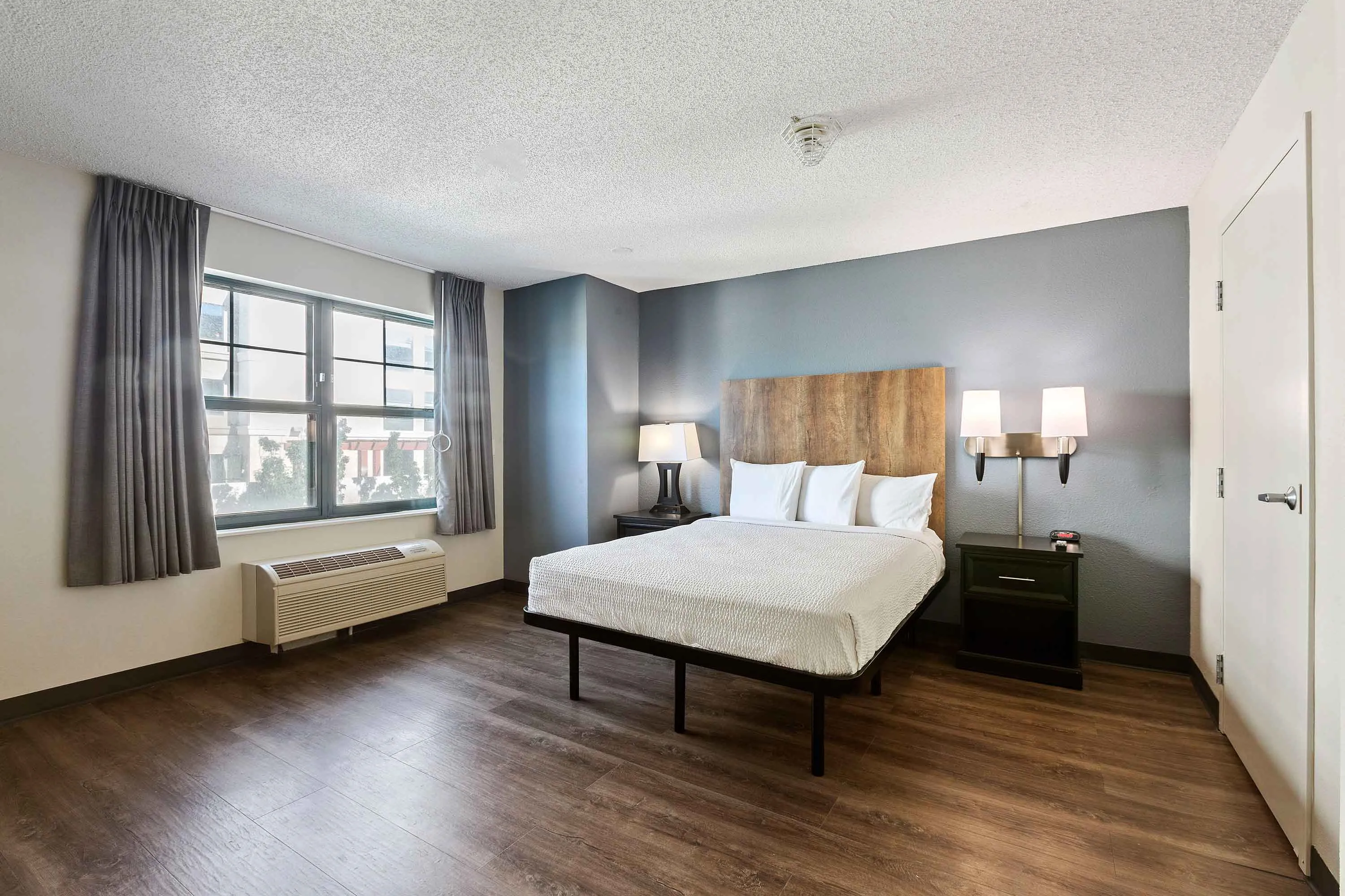 1 Bedroom Suite - 1 Queen Bed
