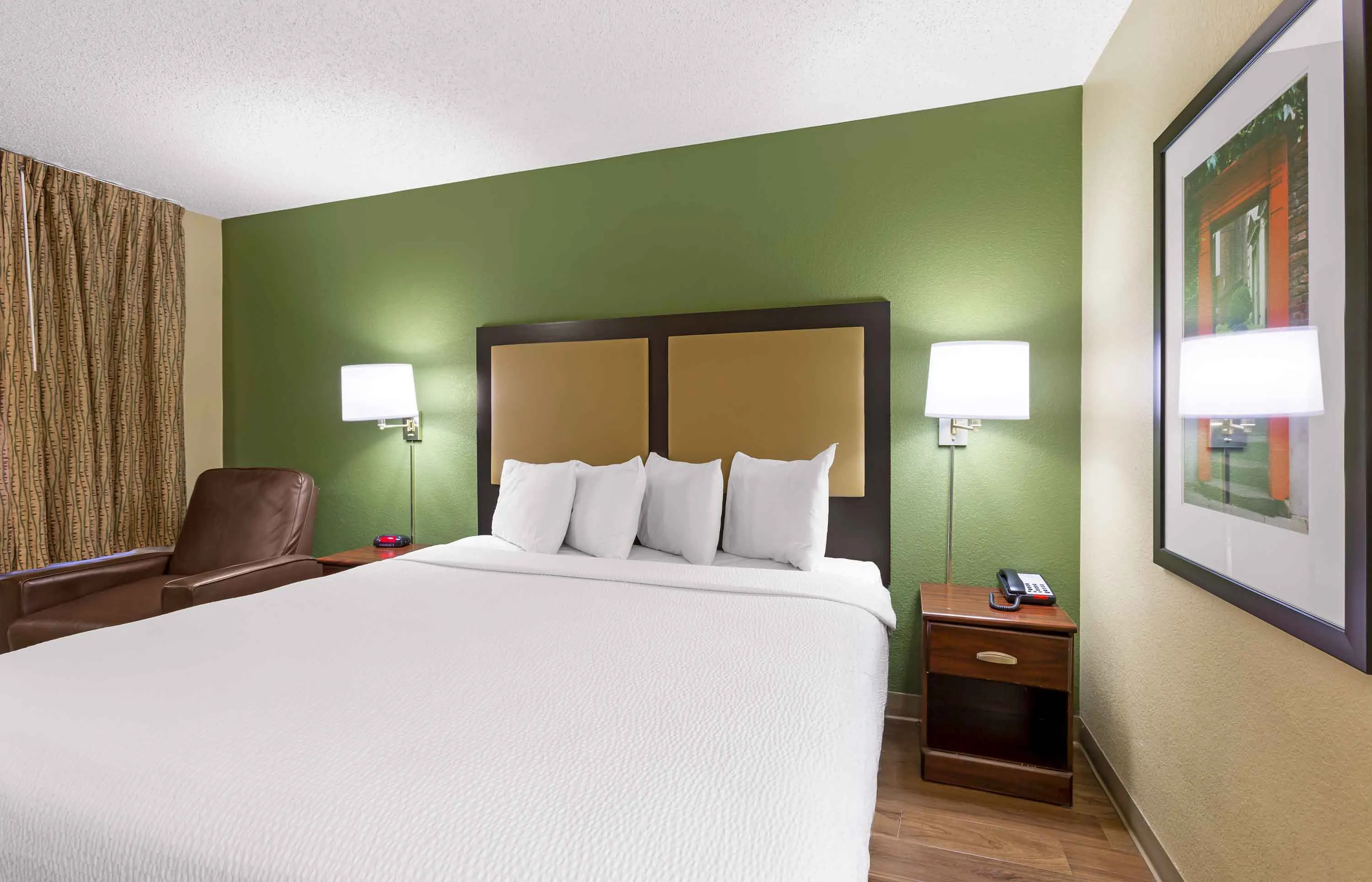 Deluxe Studio - 1 King Bed
