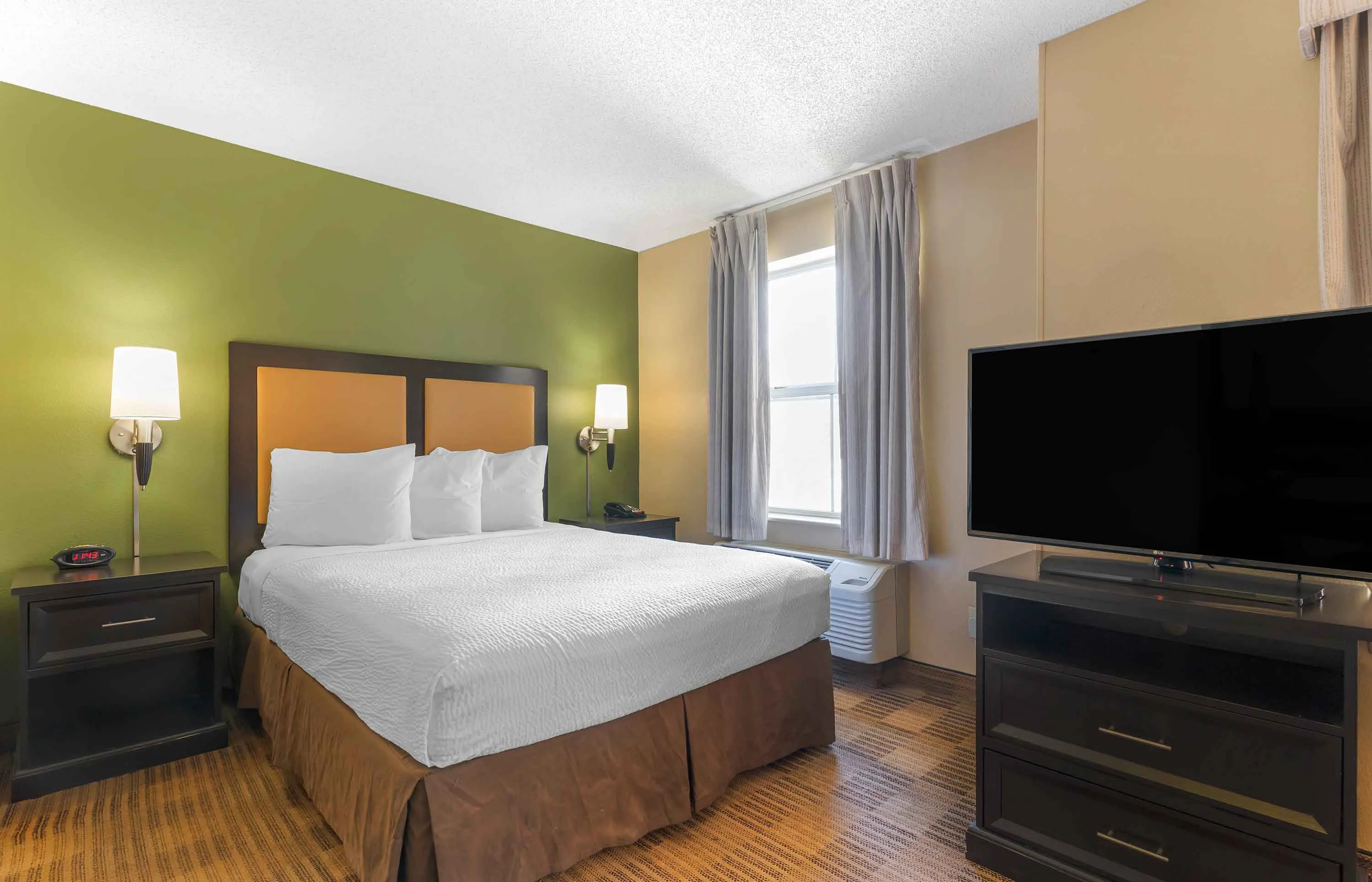 Deluxe Studio - 1 Queen Bed