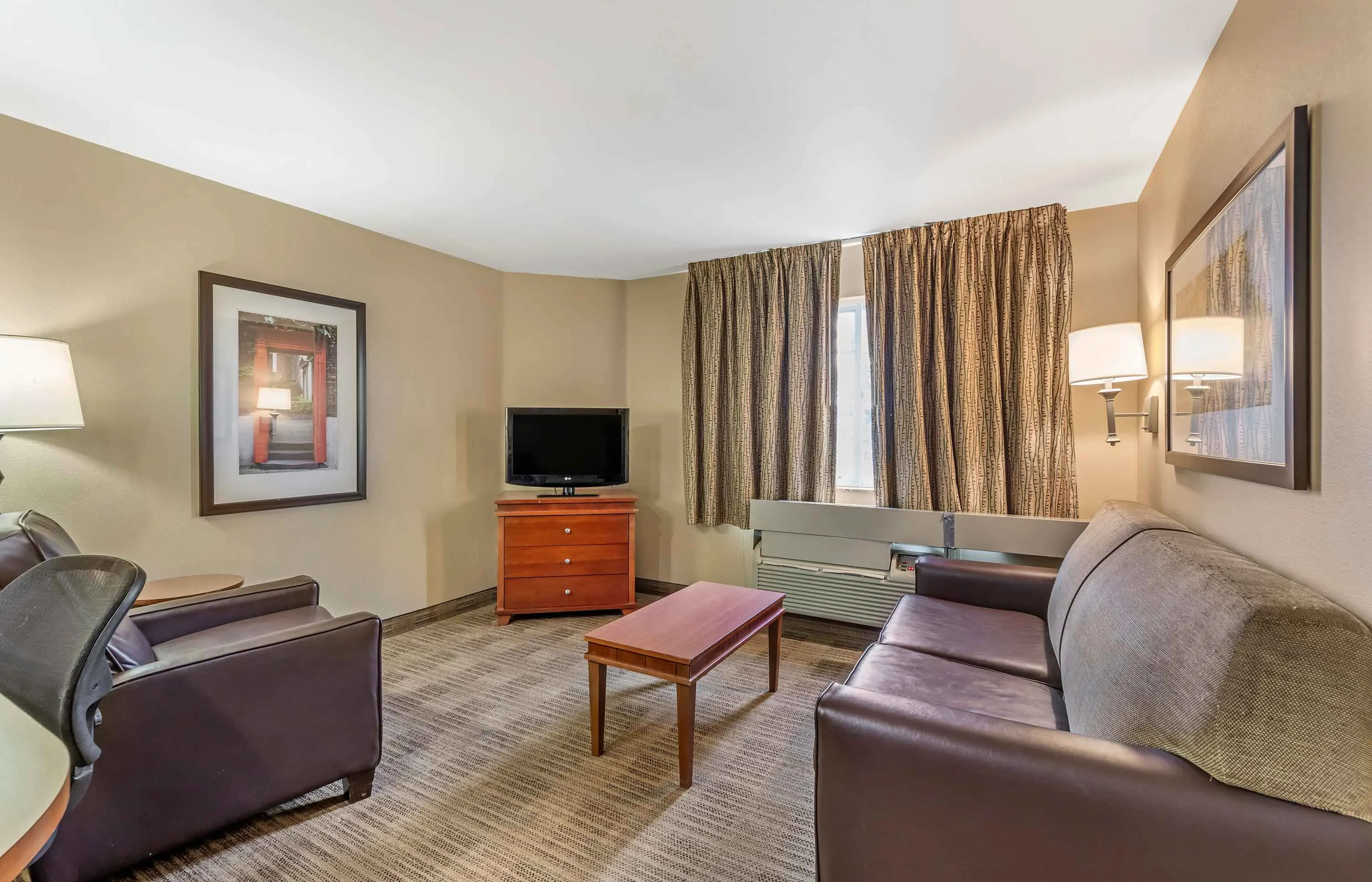 1 Bedroom Suite - 1 Queen Bed