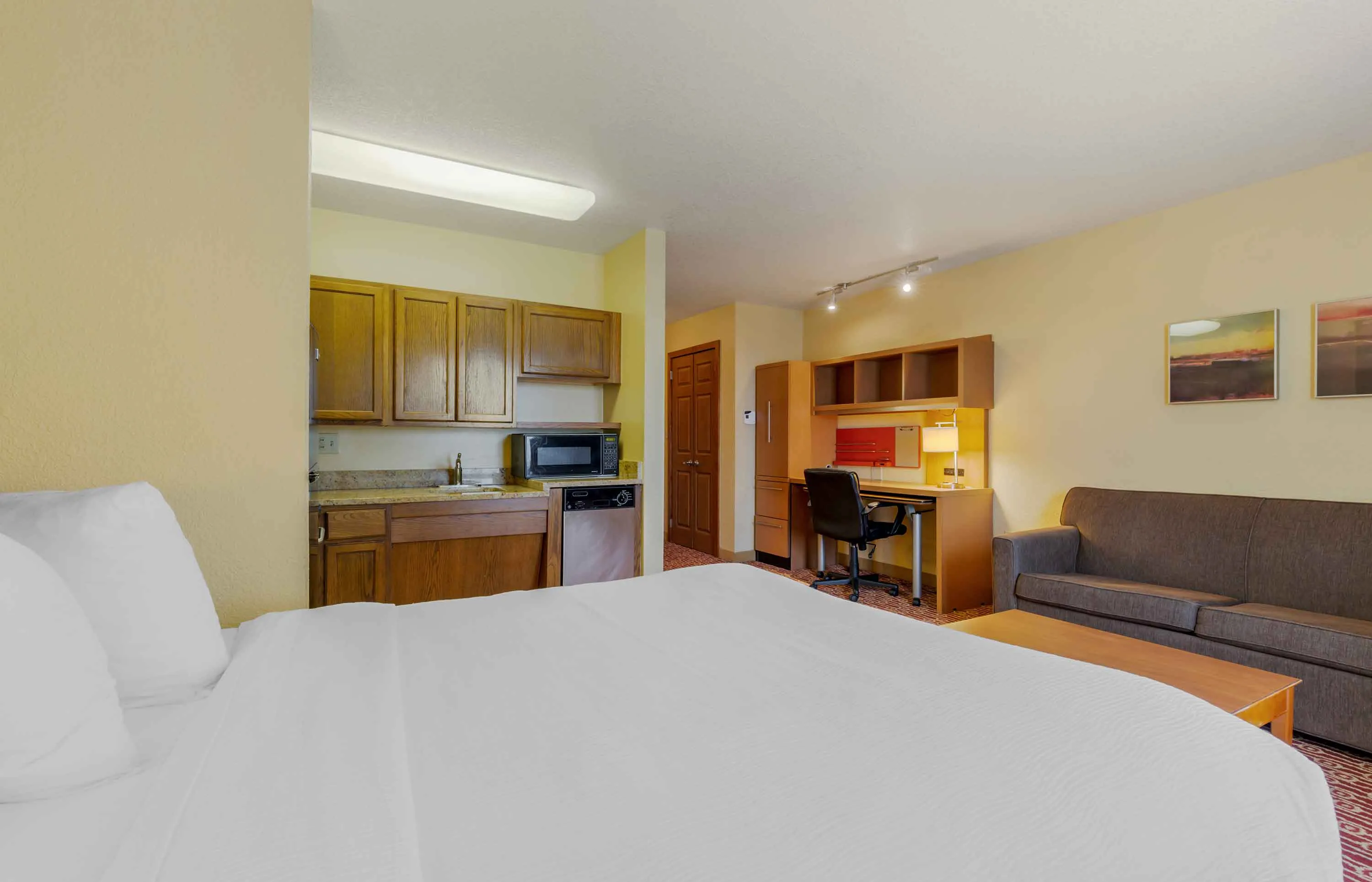 Deluxe Studio - 1 Queen Bed