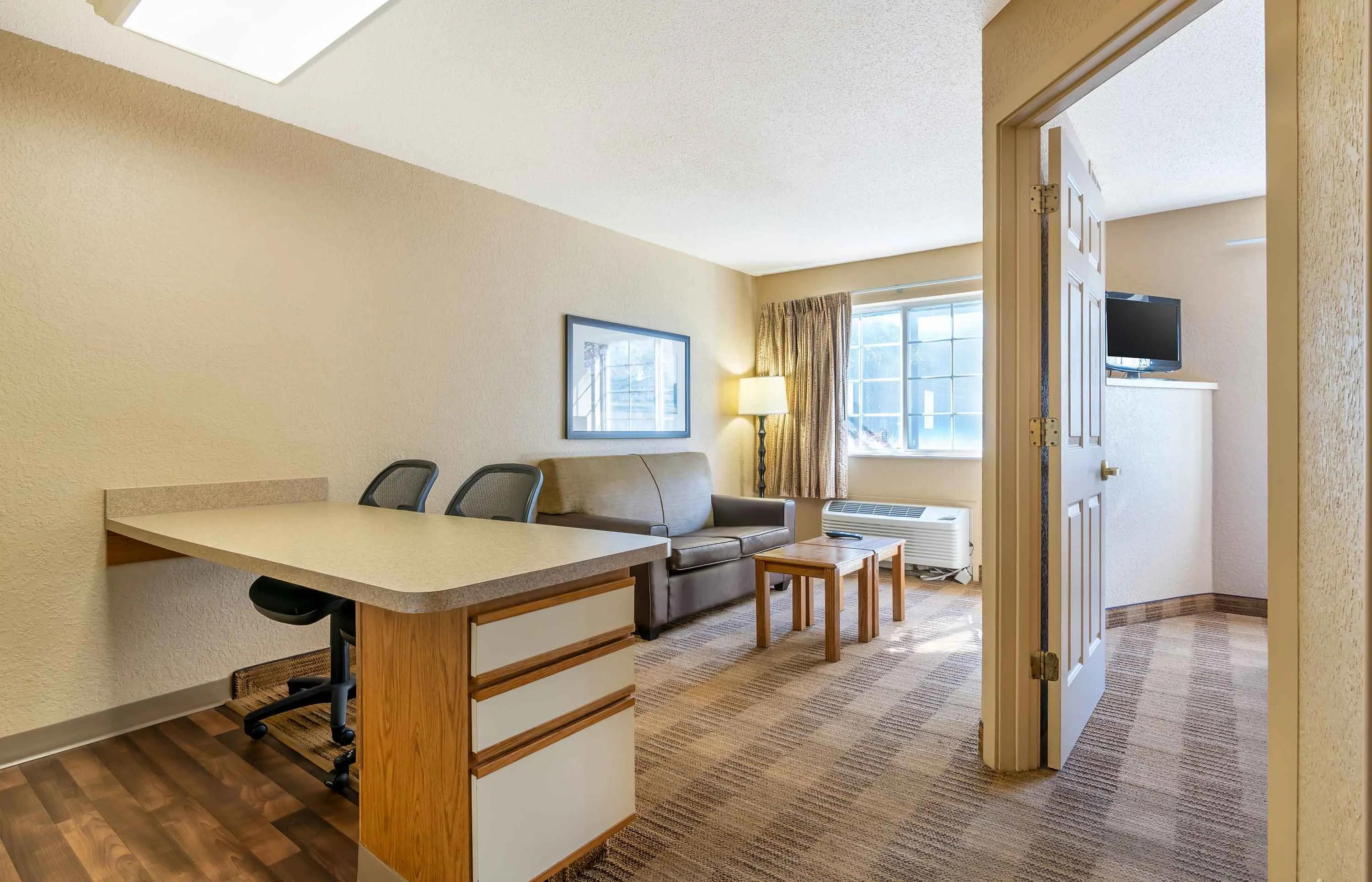 1 Bedroom Suite - 1 Queen Bed