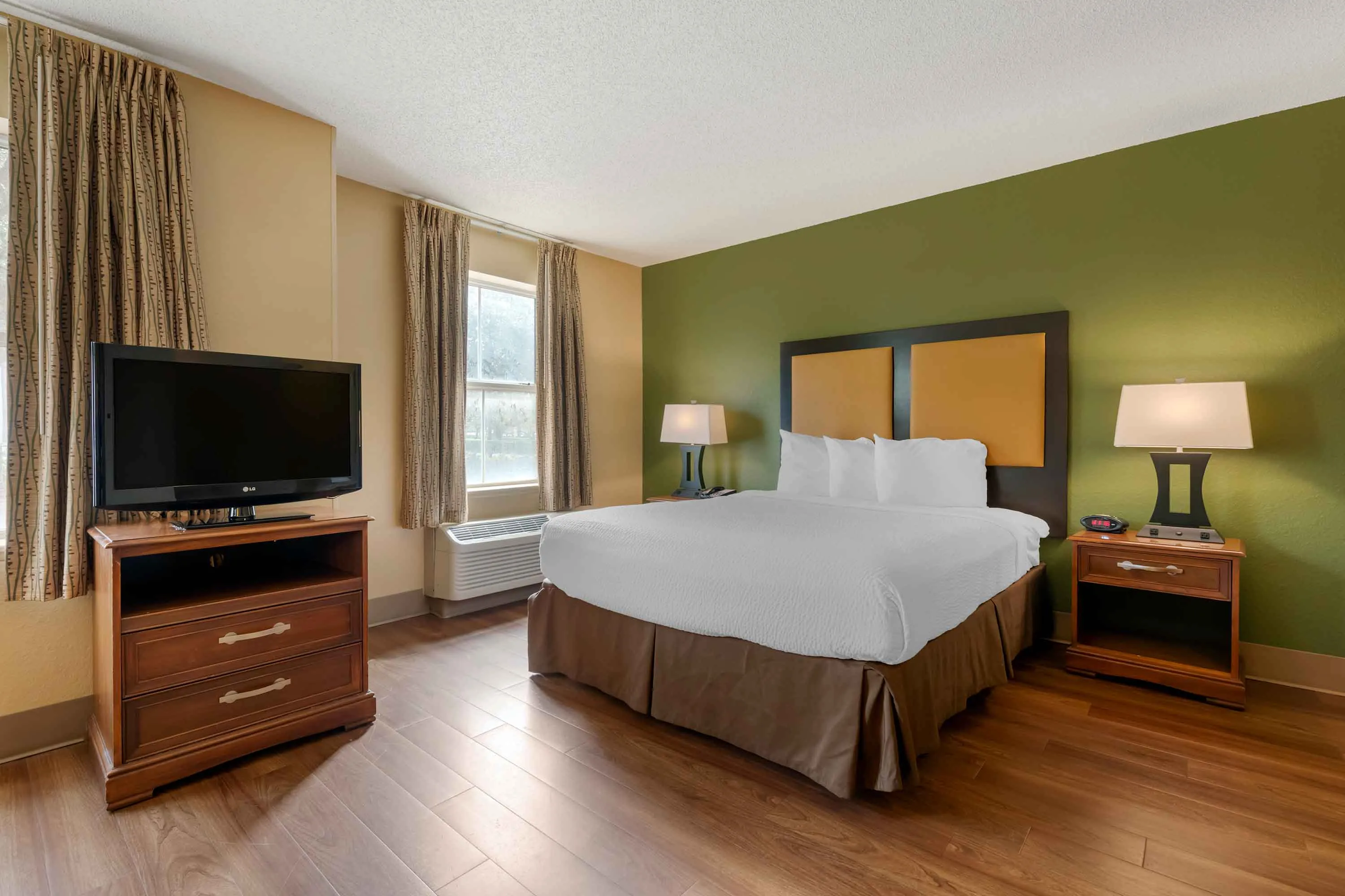 Deluxe Studio - 1 Queen Bed