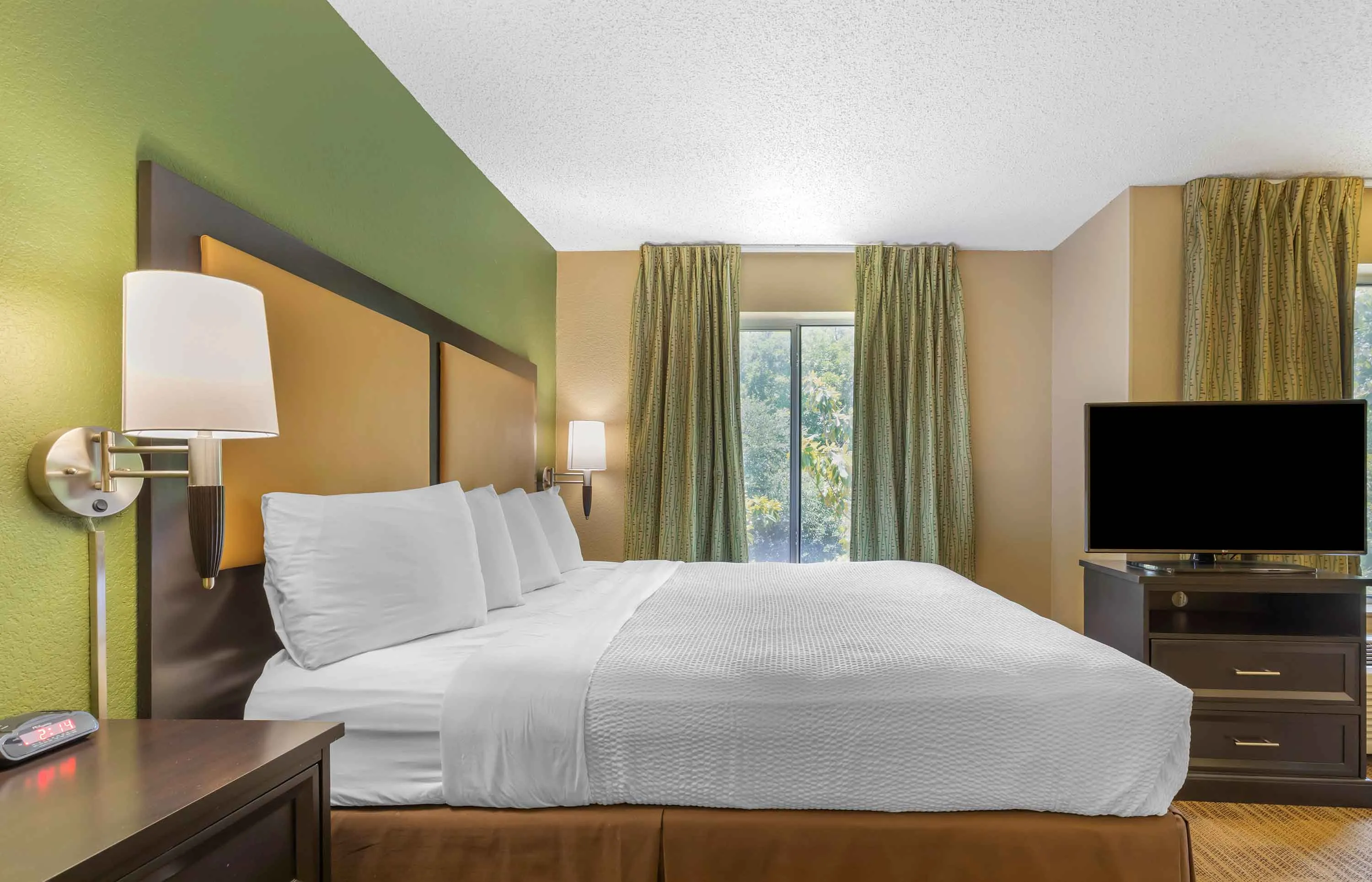 Deluxe Studio - 1 King Bed