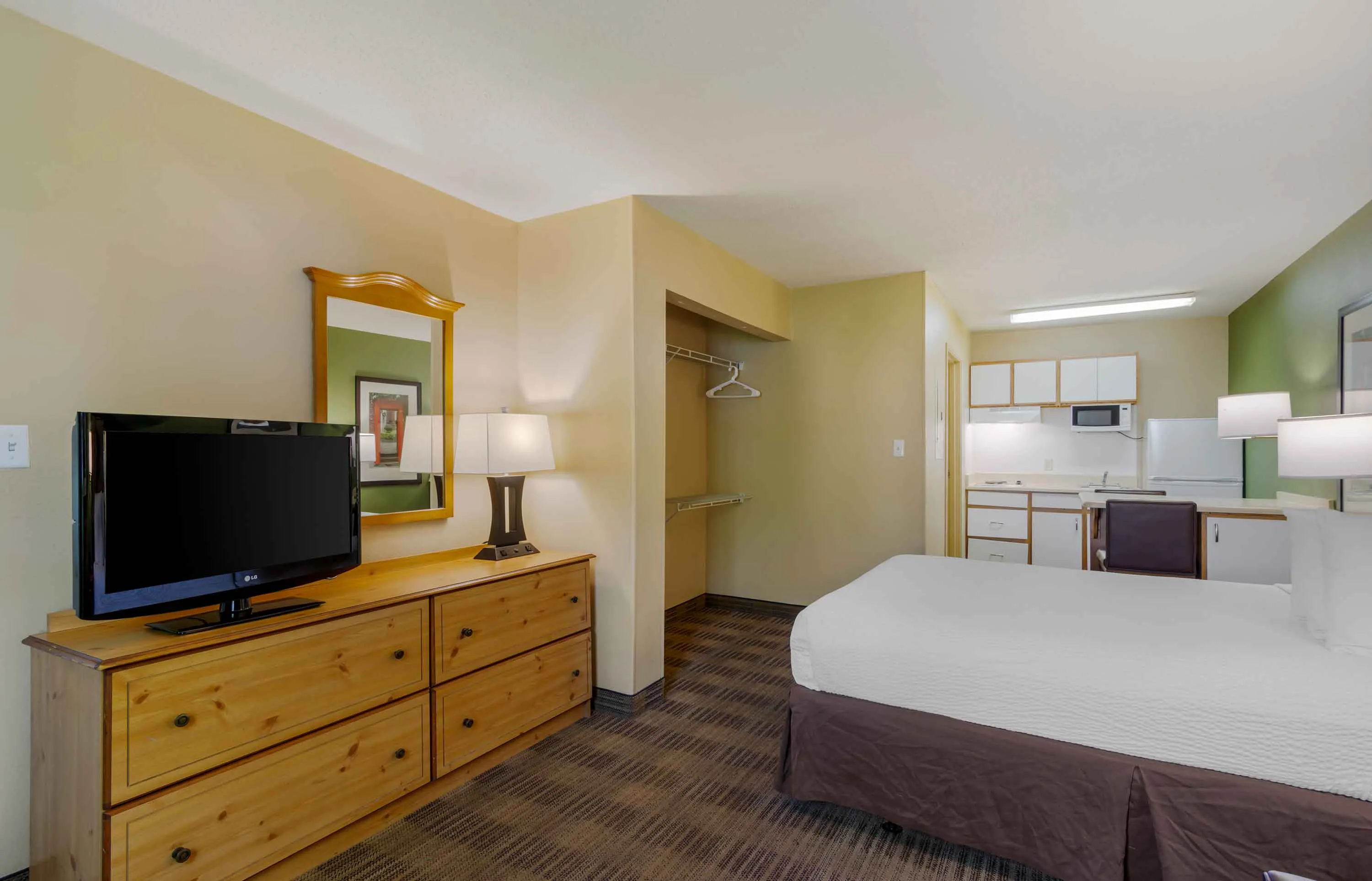 Deluxe Studio - 1 Queen Bed