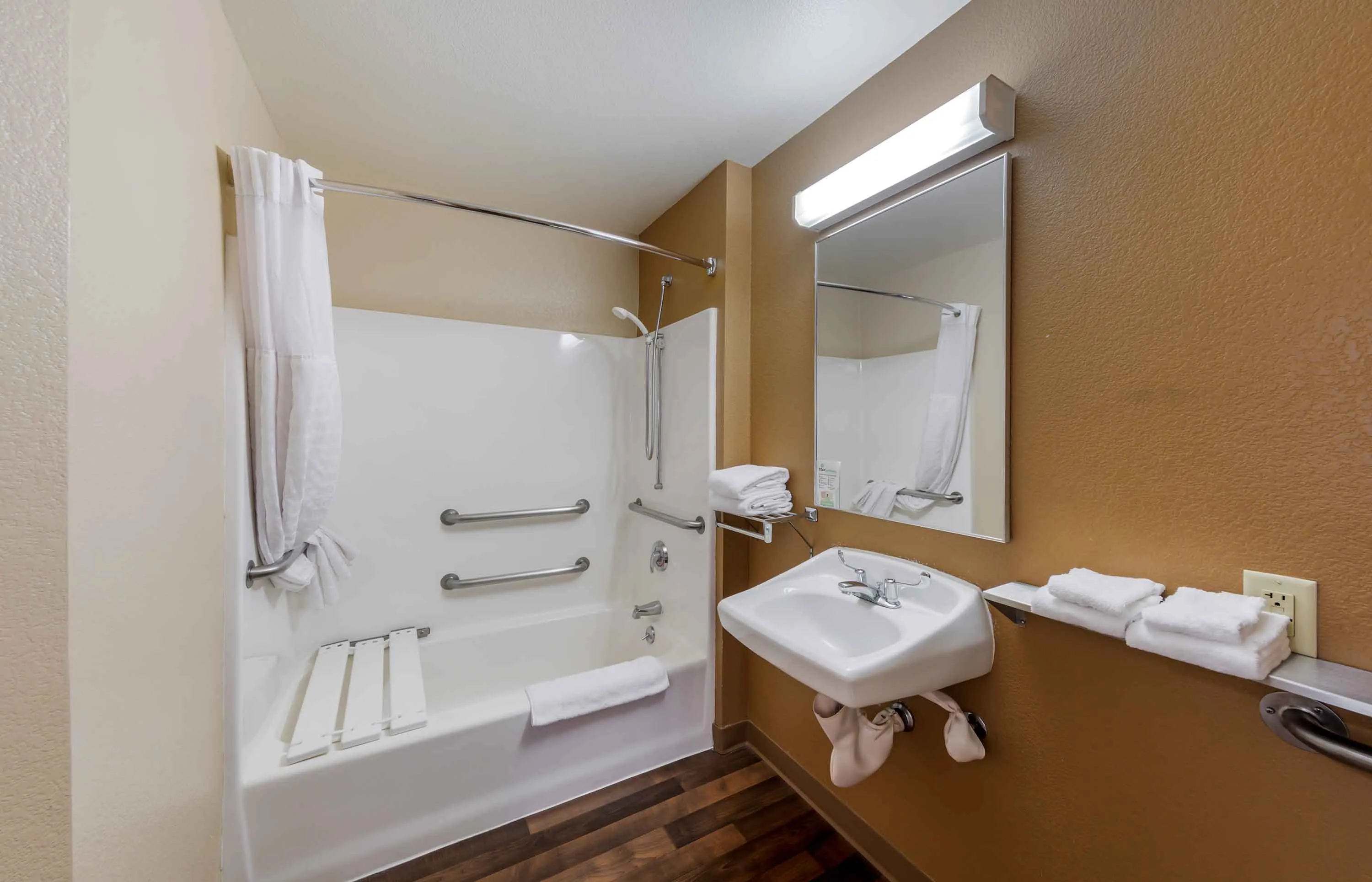 Deluxe Studio - 2 Full Beds