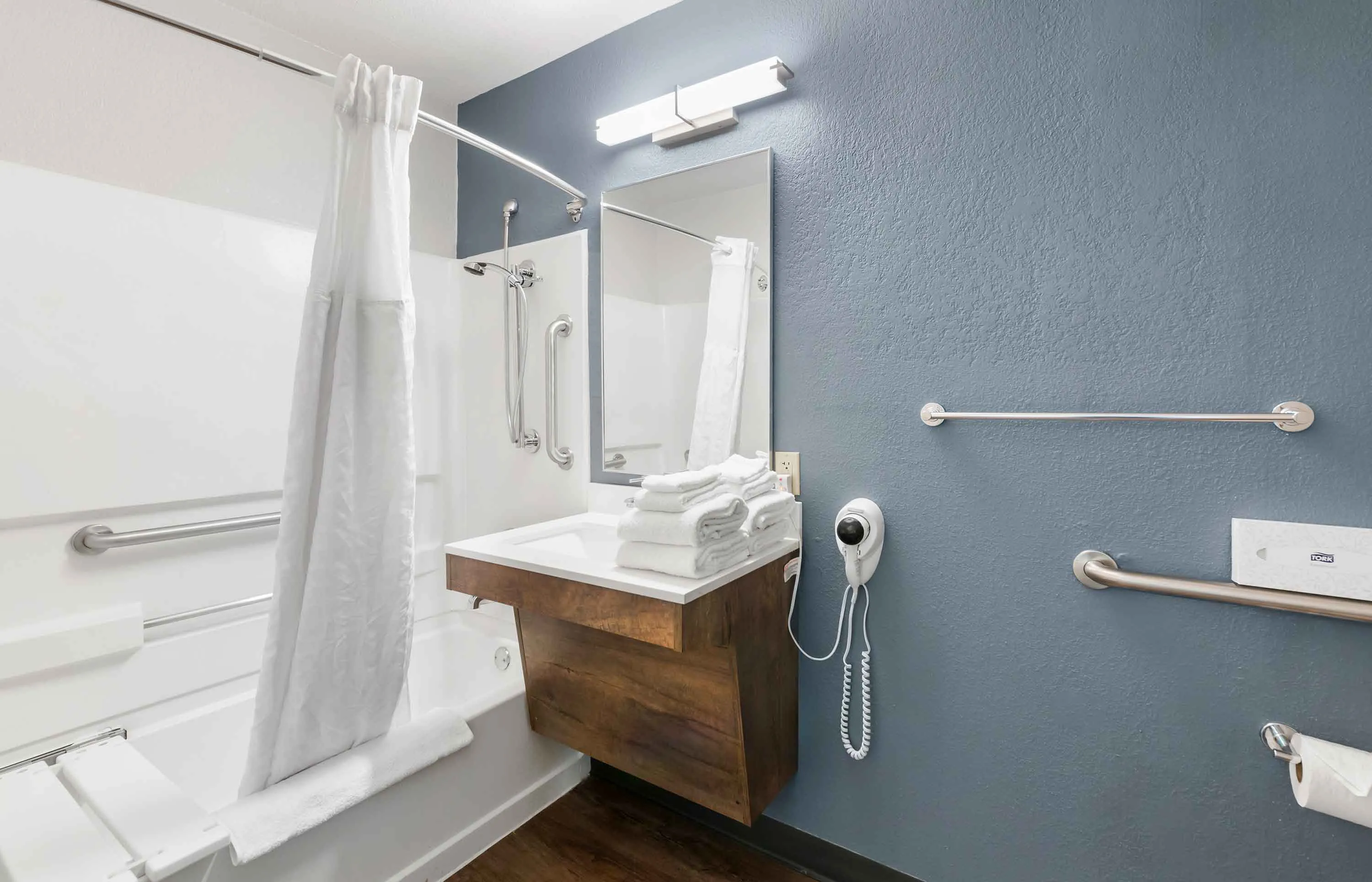 1 Bedroom Suite - 1 Queen Bed