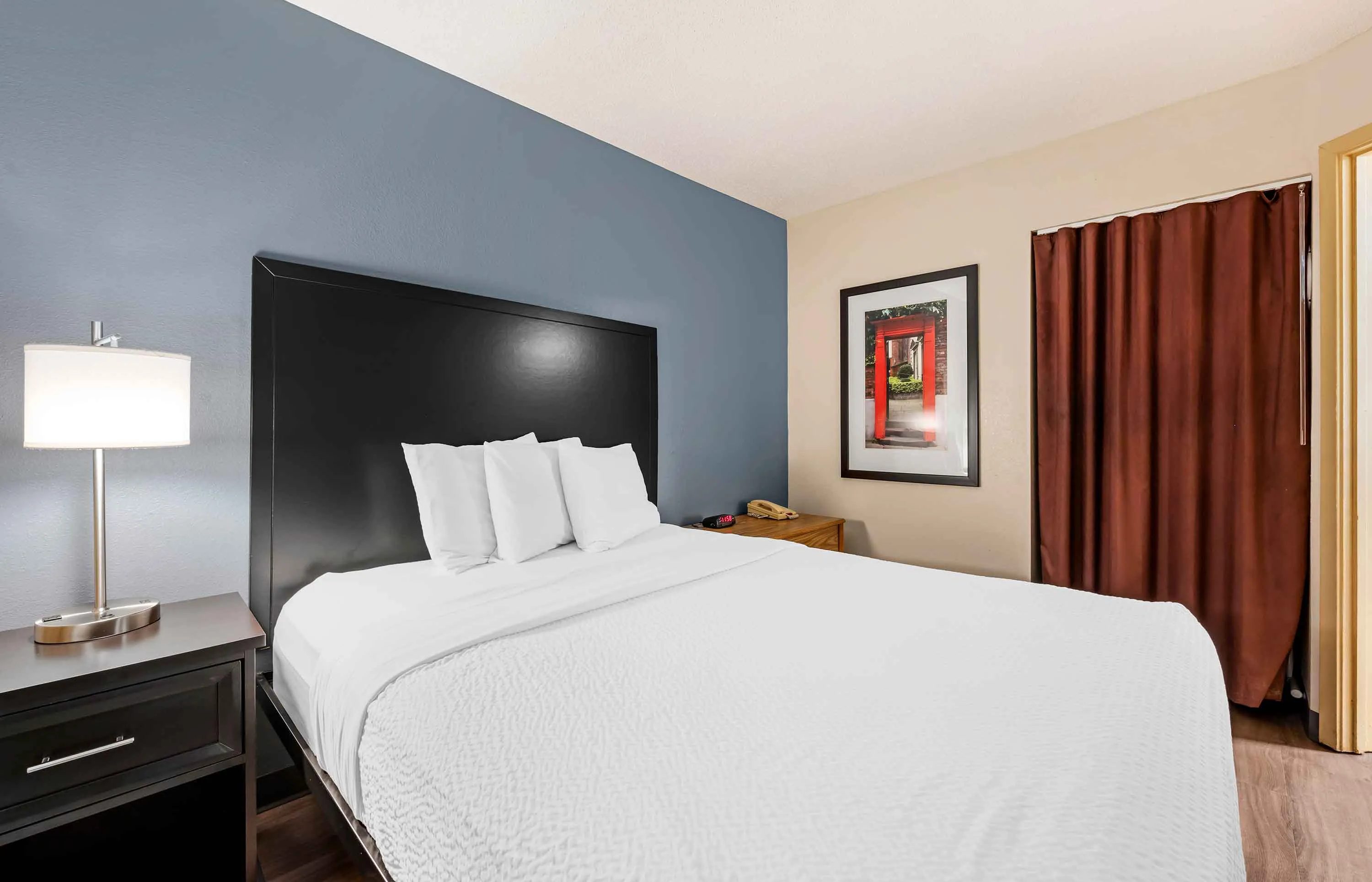 1 Bedroom Suite - 1 Queen Bed
