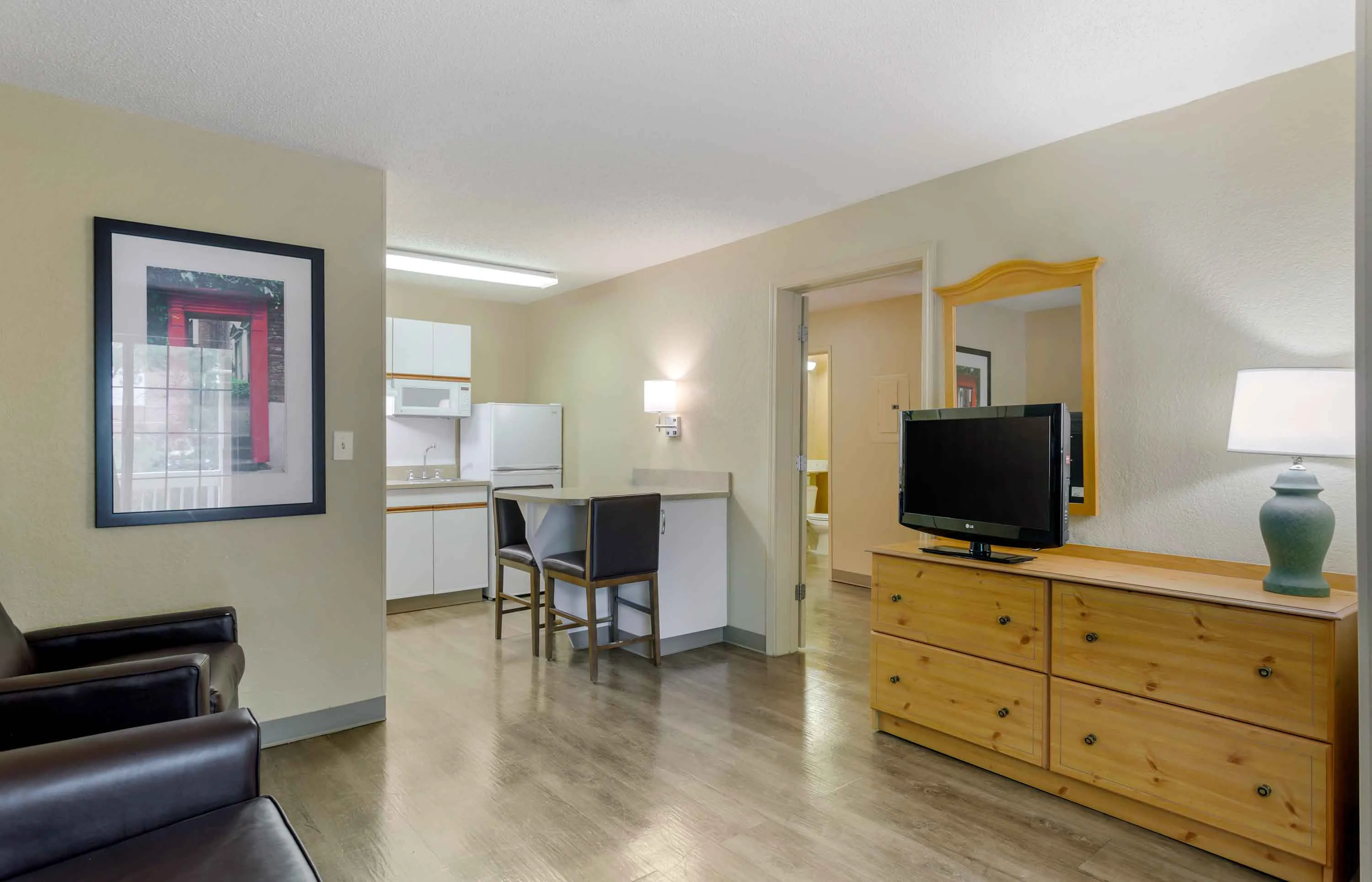 2 Bedroom Suite - 1 Queen Bed