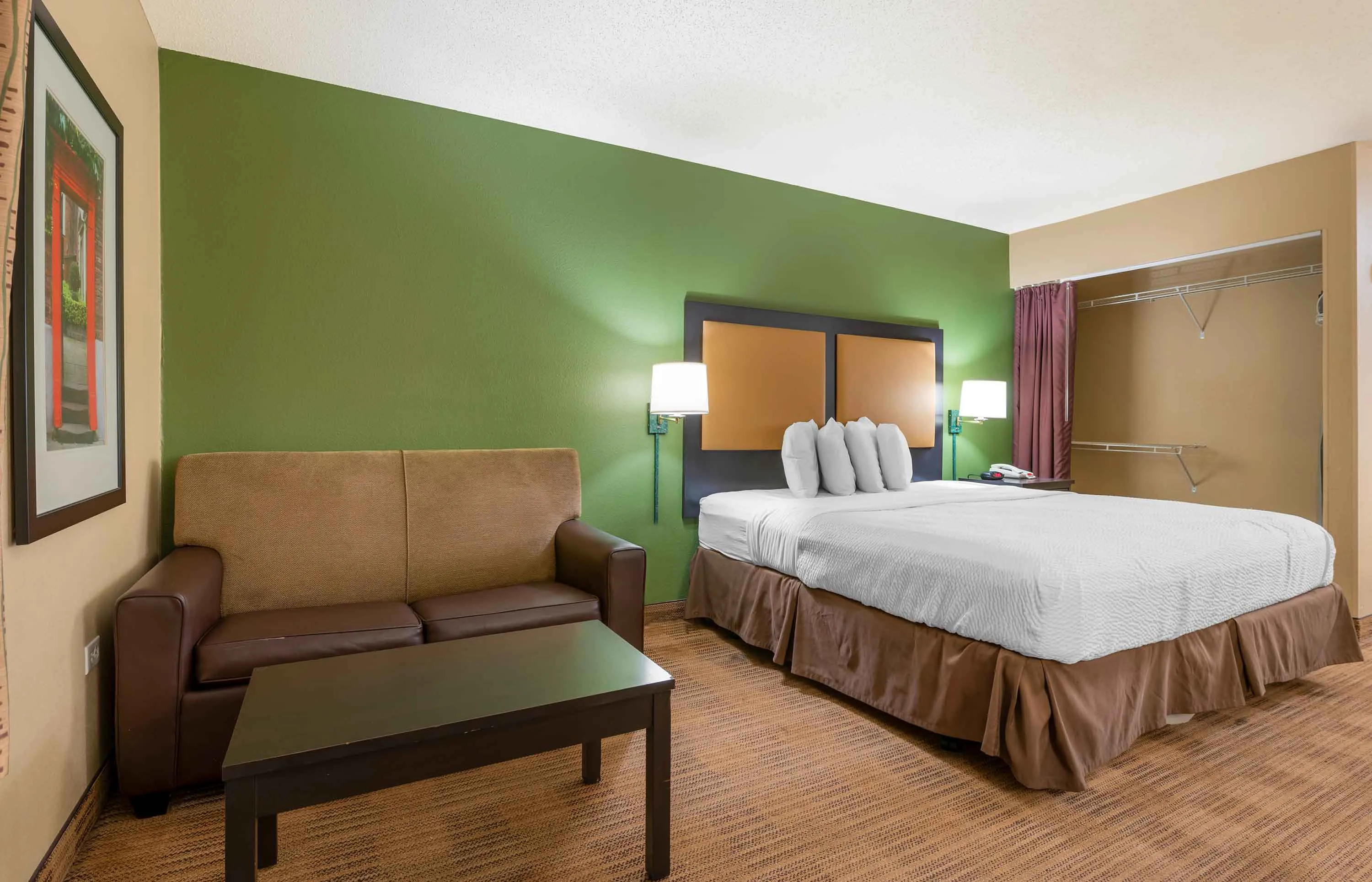 Deluxe Studio - 1 King Bed