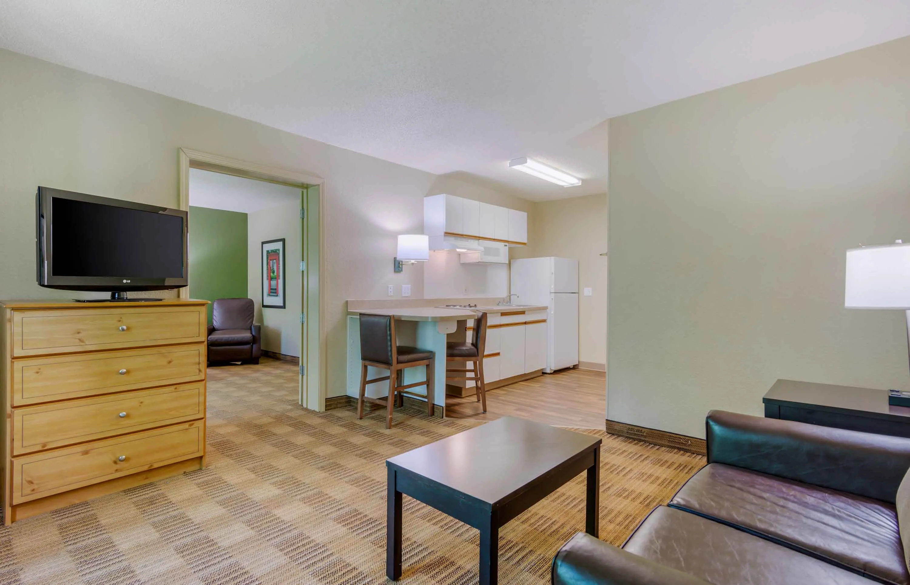1 Bedroom Suite - 1 Queen Bed