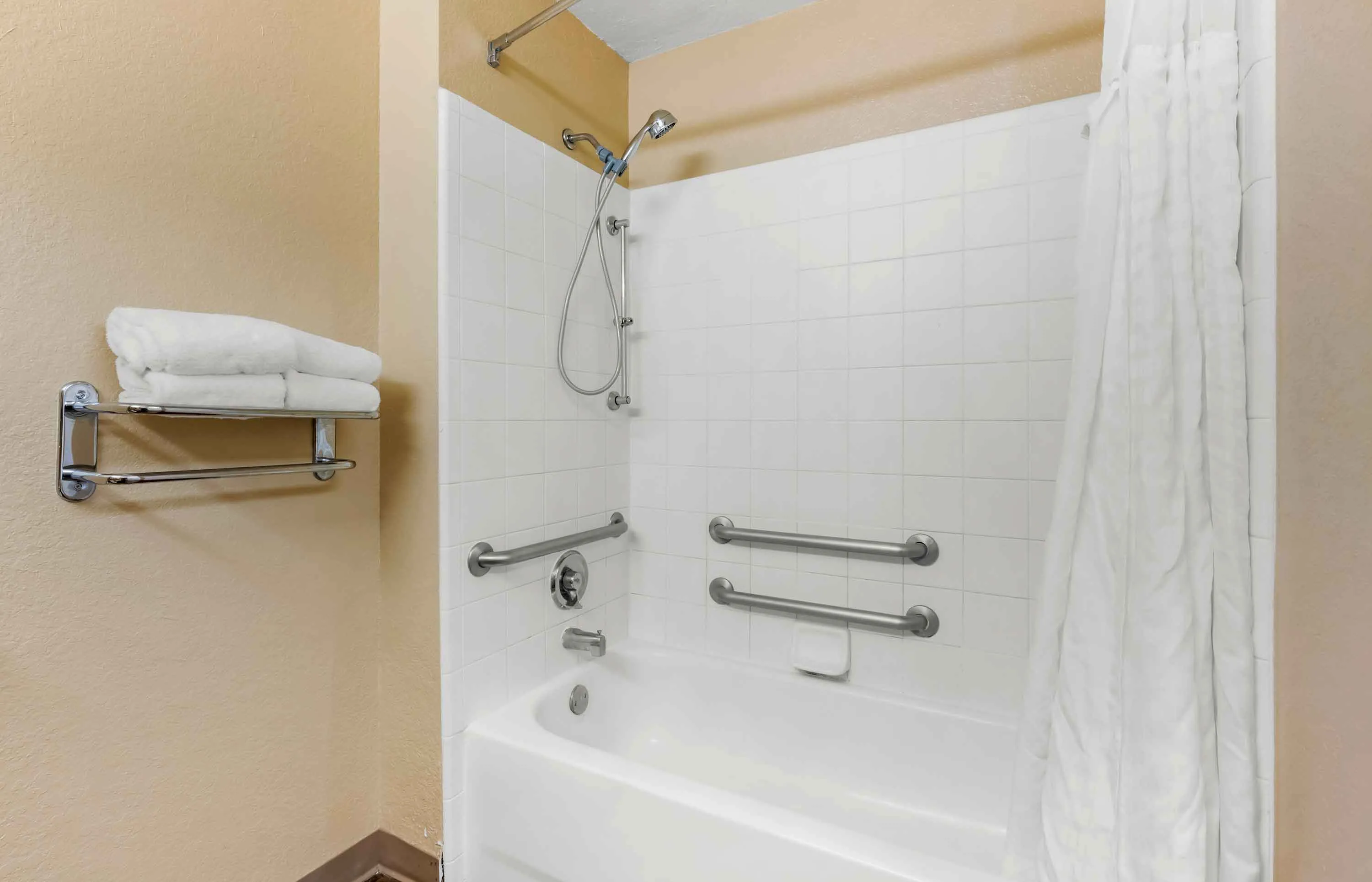 1 Bedroom Suite - 1 Queen Bed