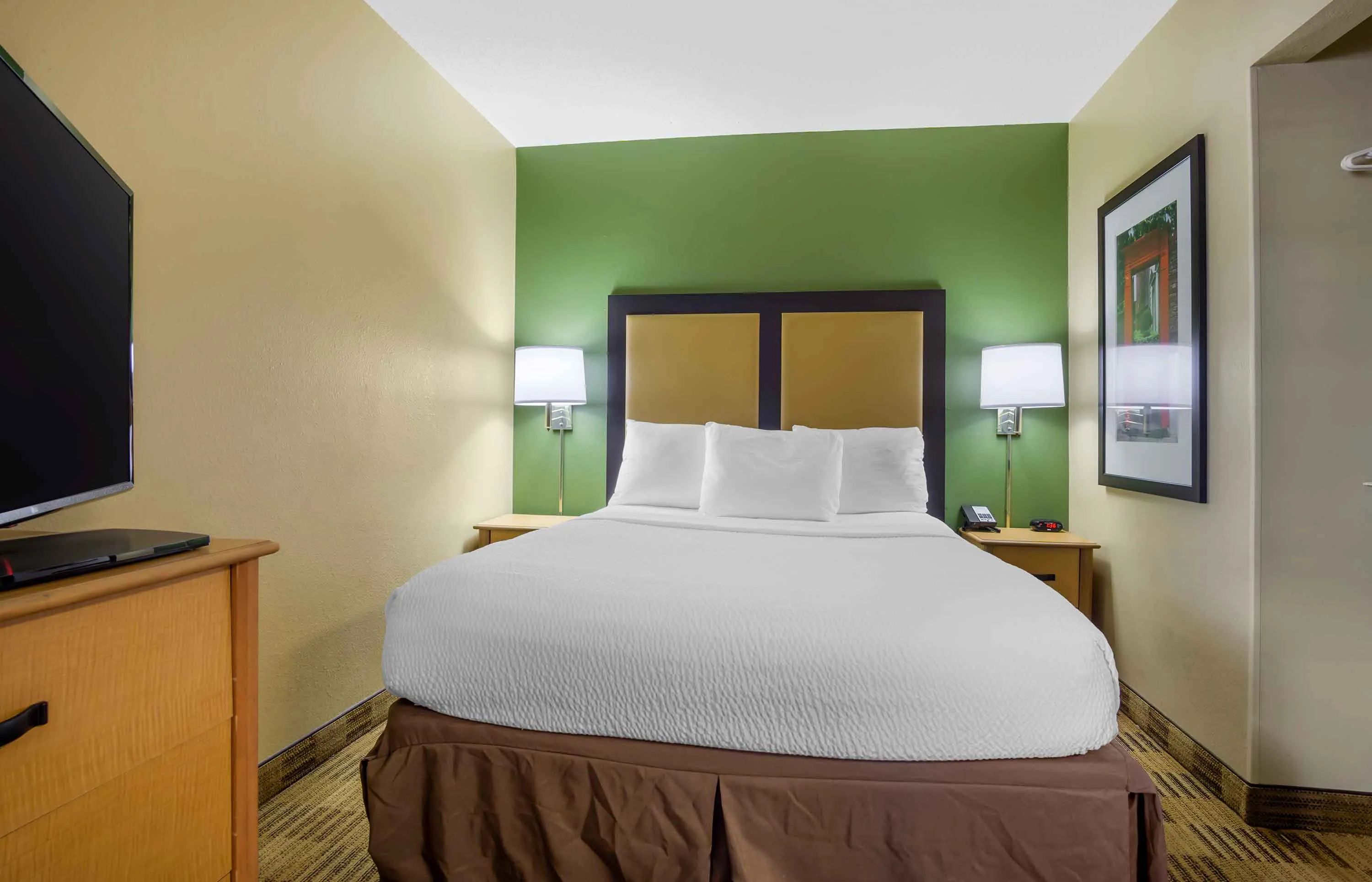 Deluxe Studio - 1 Queen Bed