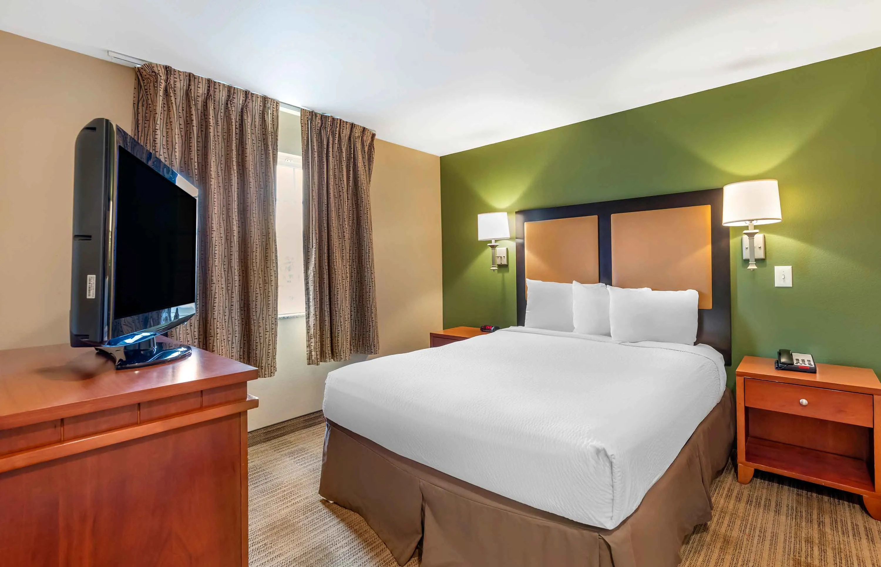 1 Bedroom Suite - 1 Queen Bed