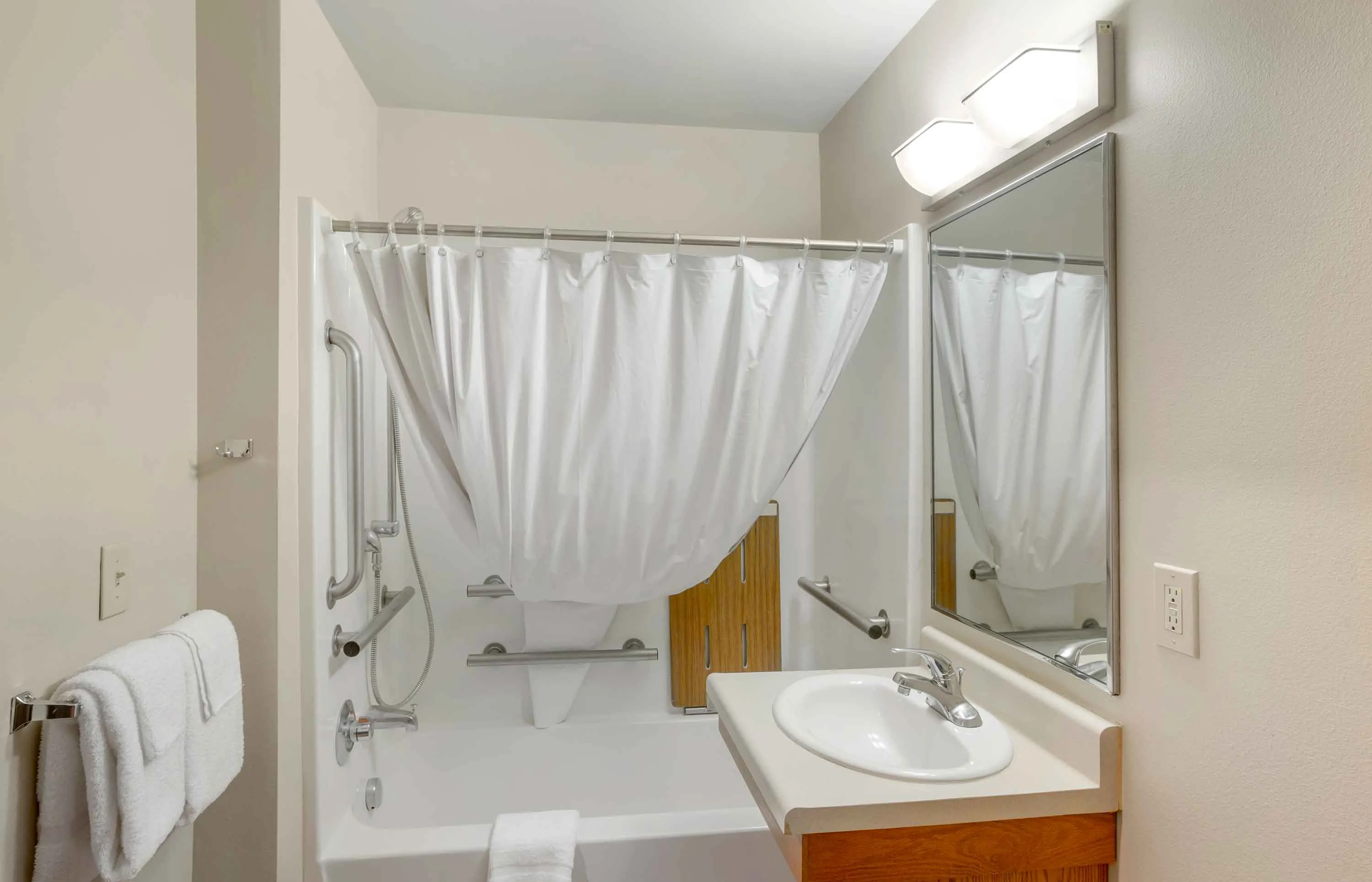 Deluxe Studio - 1 Full Bed