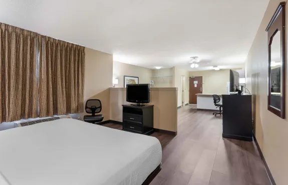 1 Bedroom Suite - 1 Queen Bed