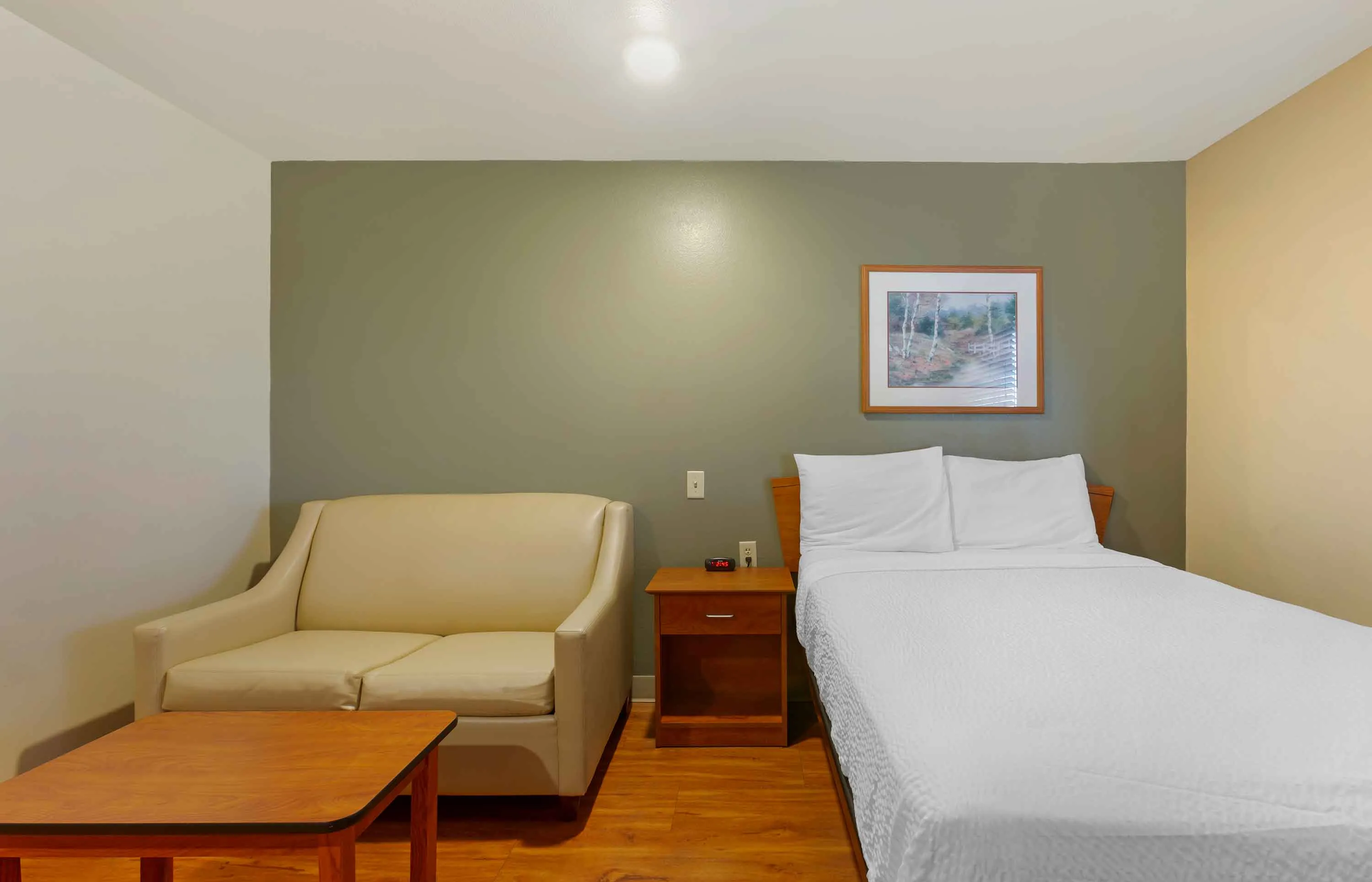 Deluxe Studio - 1 Full Bed