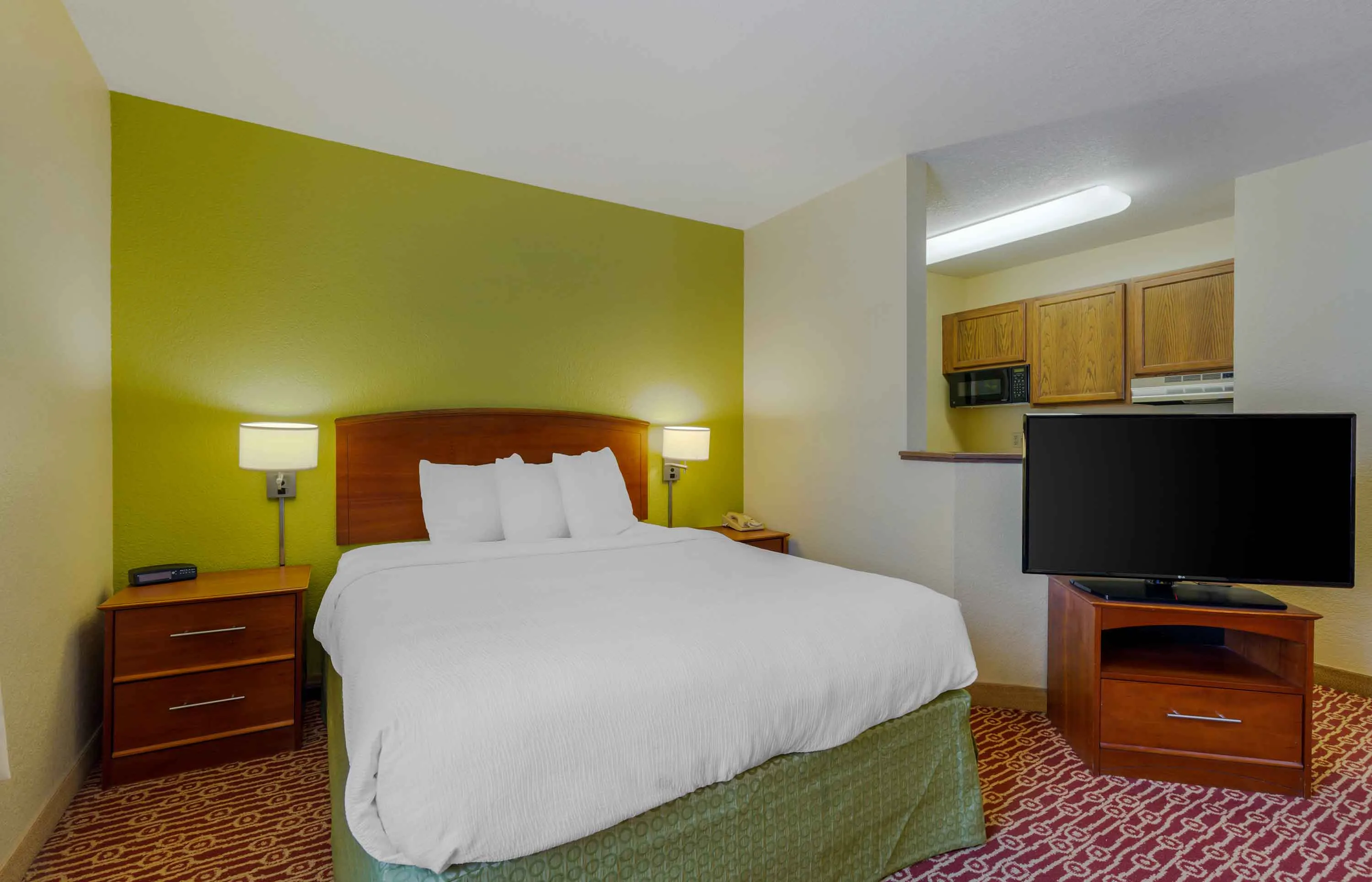 Deluxe Studio - 1 Queen Bed