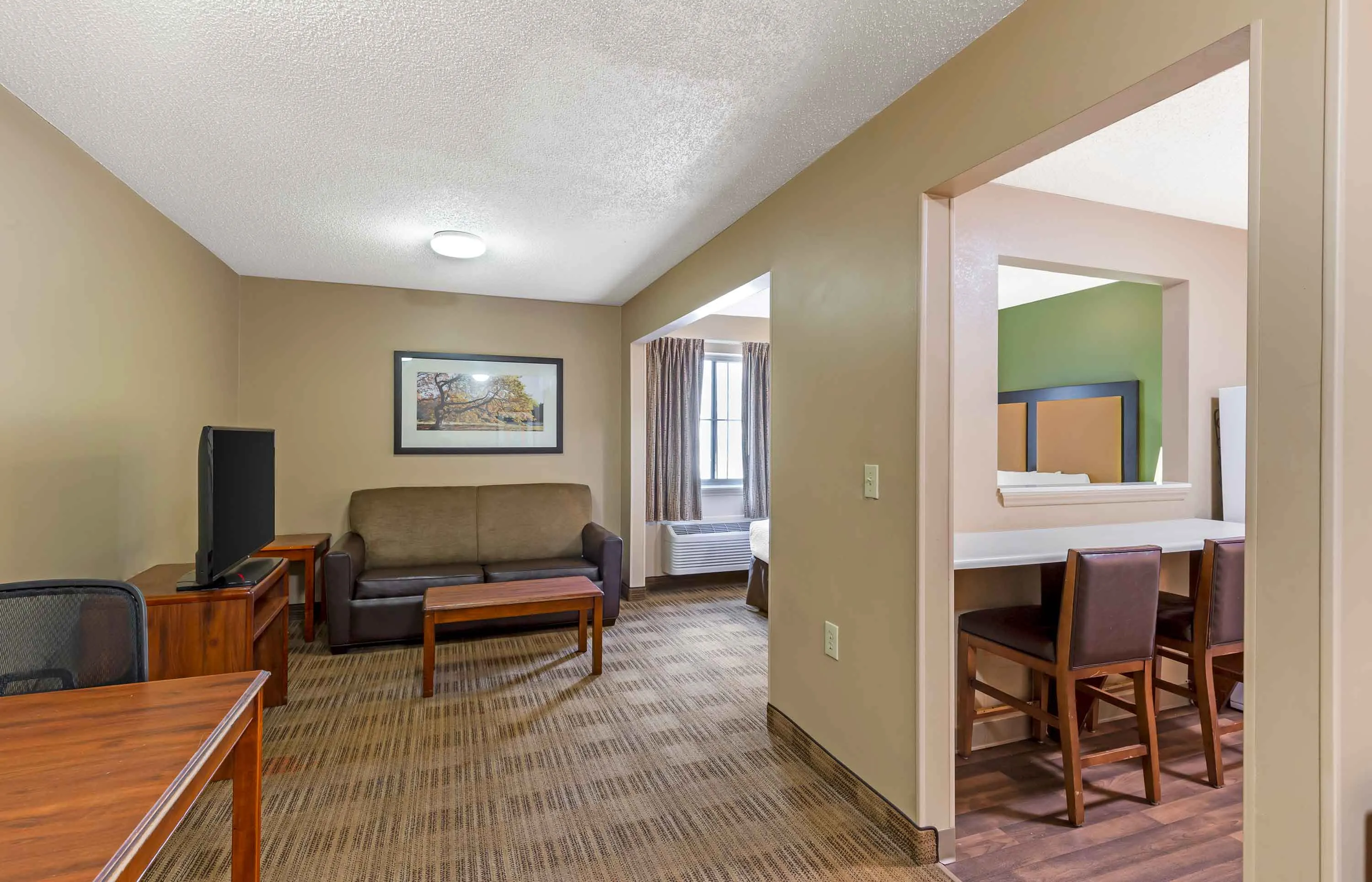 Deluxe Studio - 1 Queen Bed