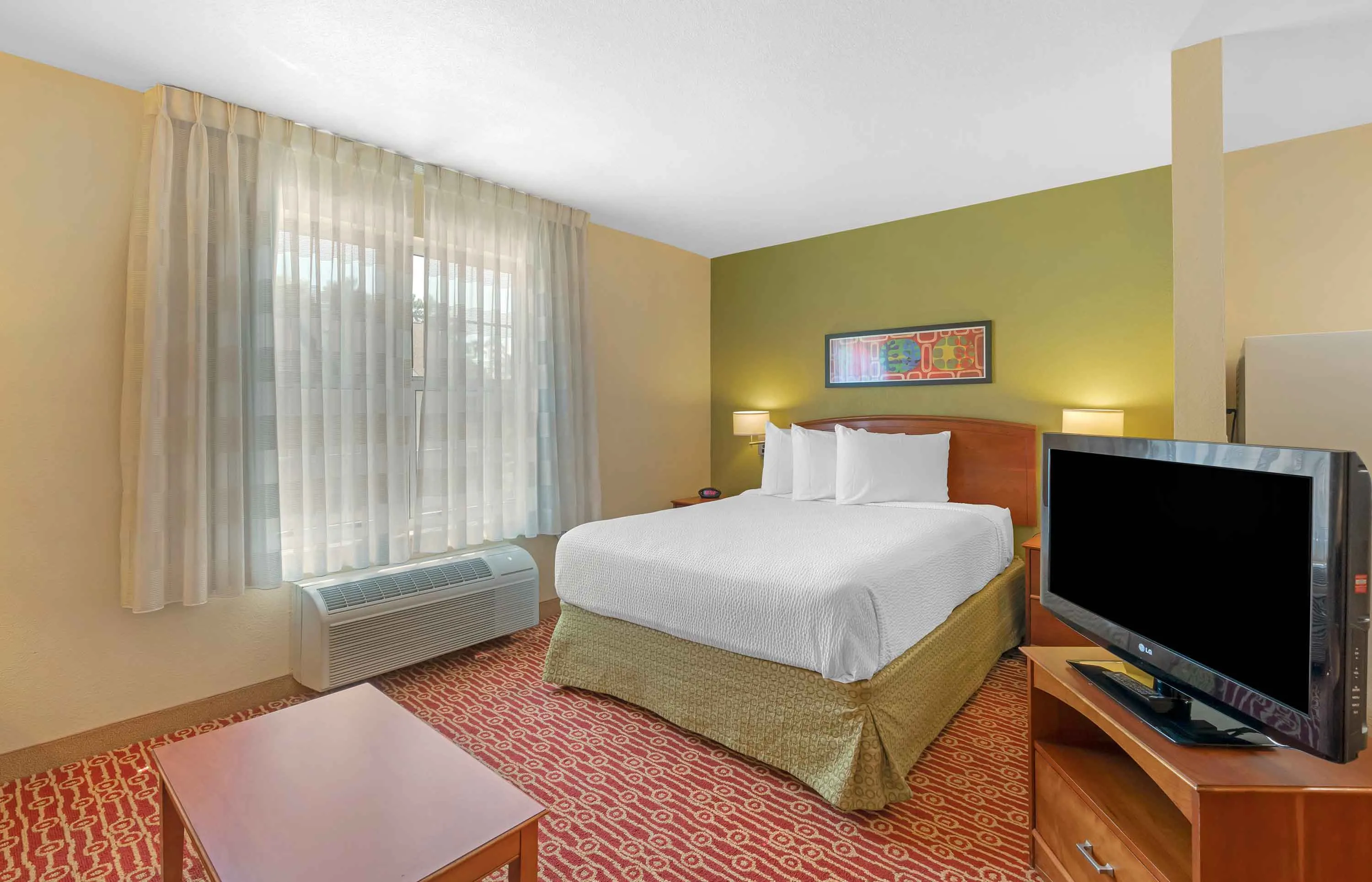 Deluxe Studio - 1 Queen Bed