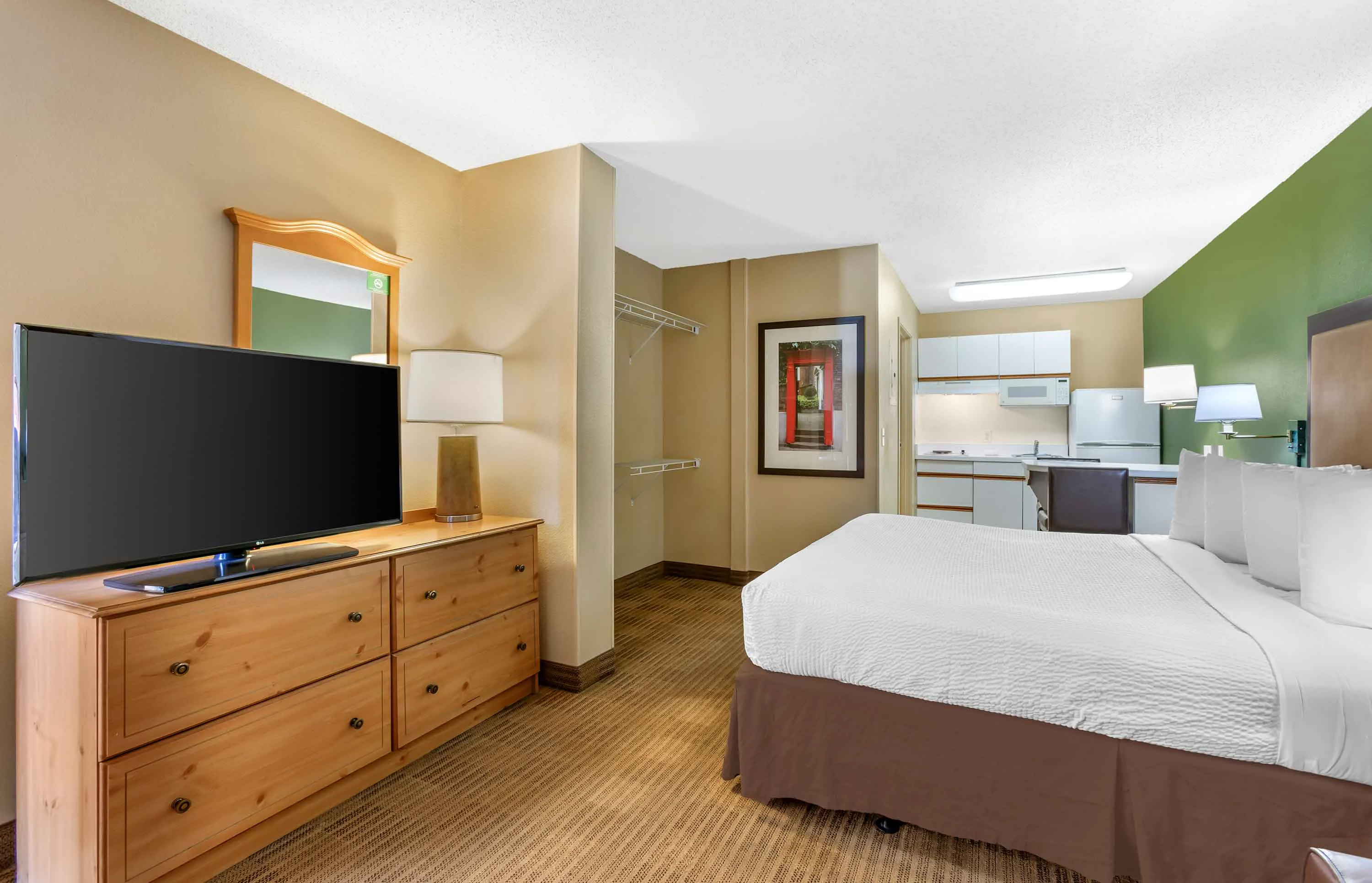 Deluxe Studio - 1 King Bed
