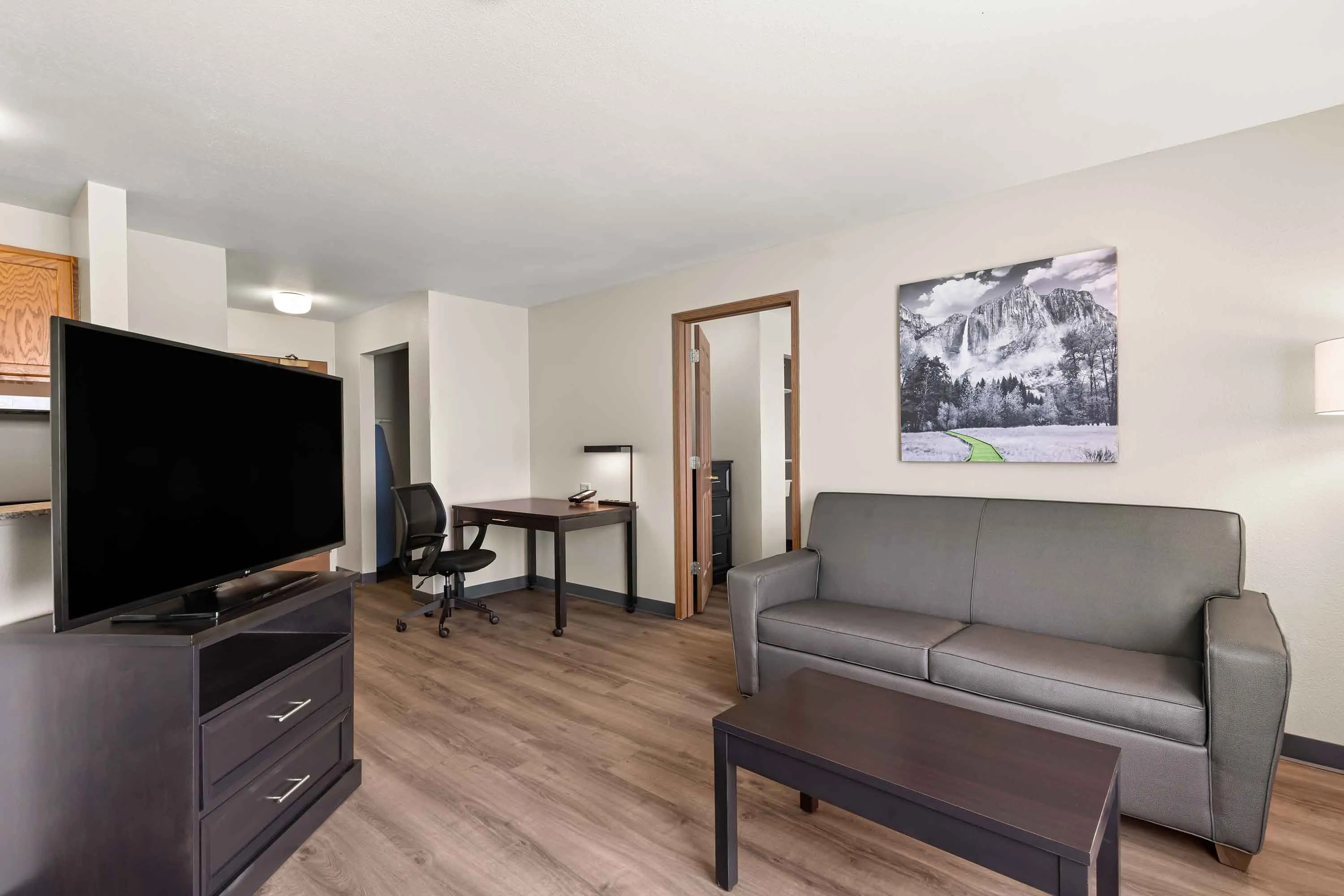 1 Bedroom Suite - 1 Queen Bed