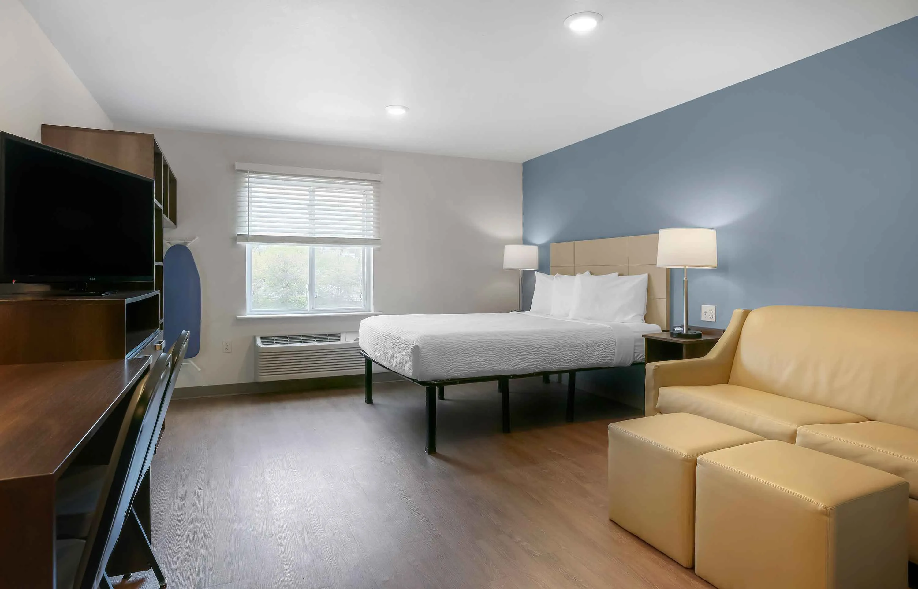 Deluxe Studio - 1 Queen Bed