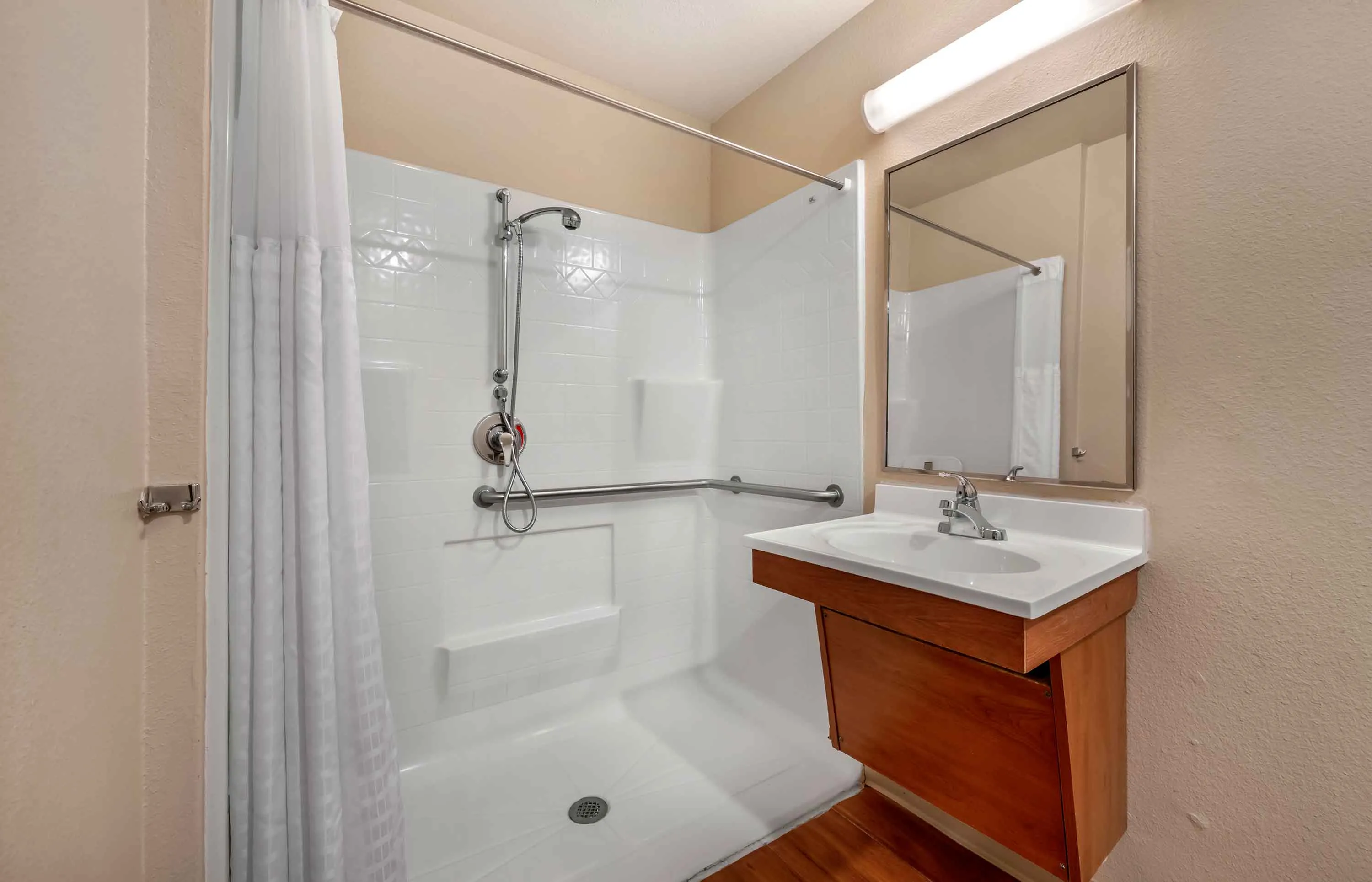 Deluxe Studio - 1 Full Bed