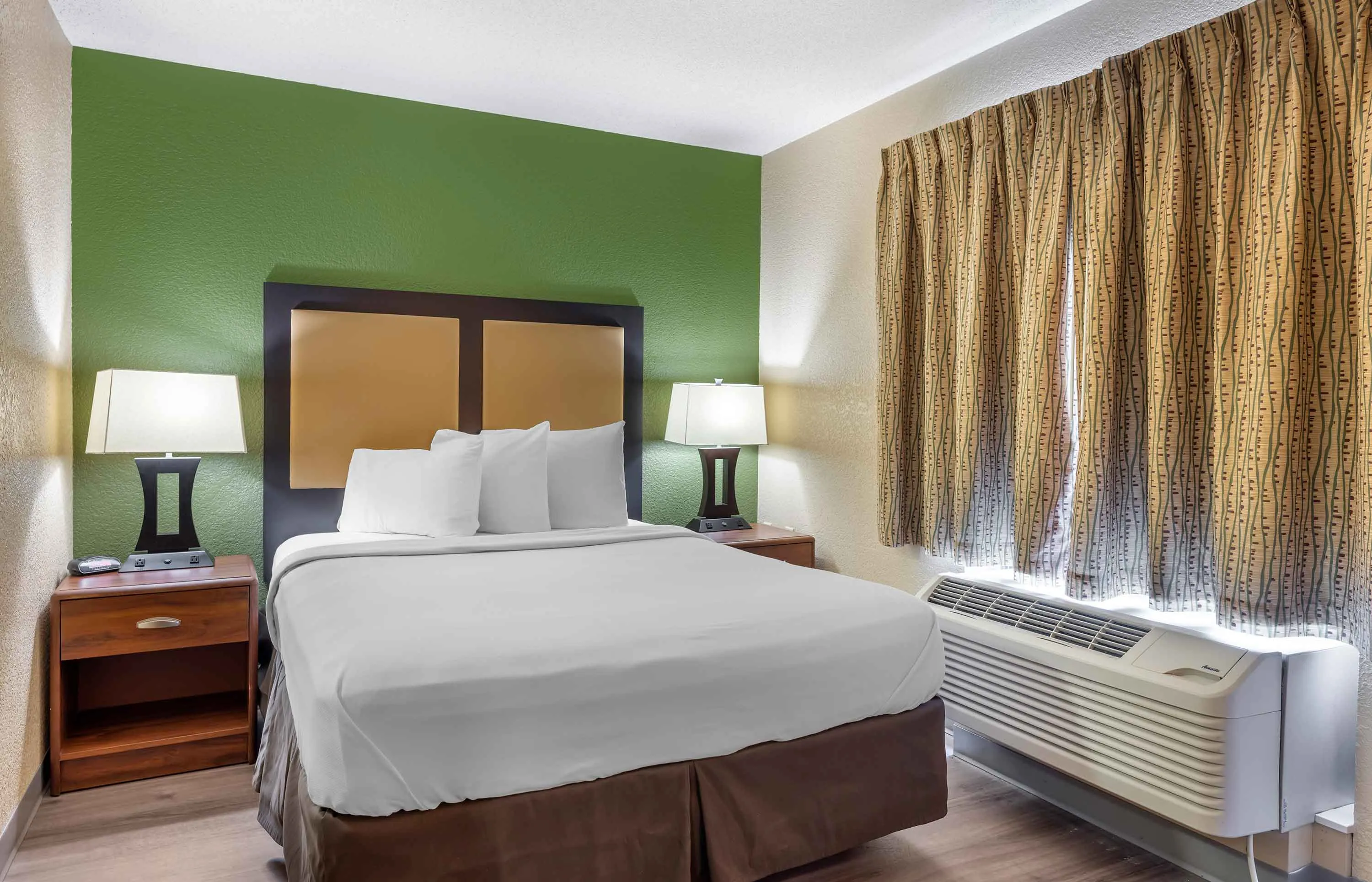 Deluxe Studio - 1 Queen Bed