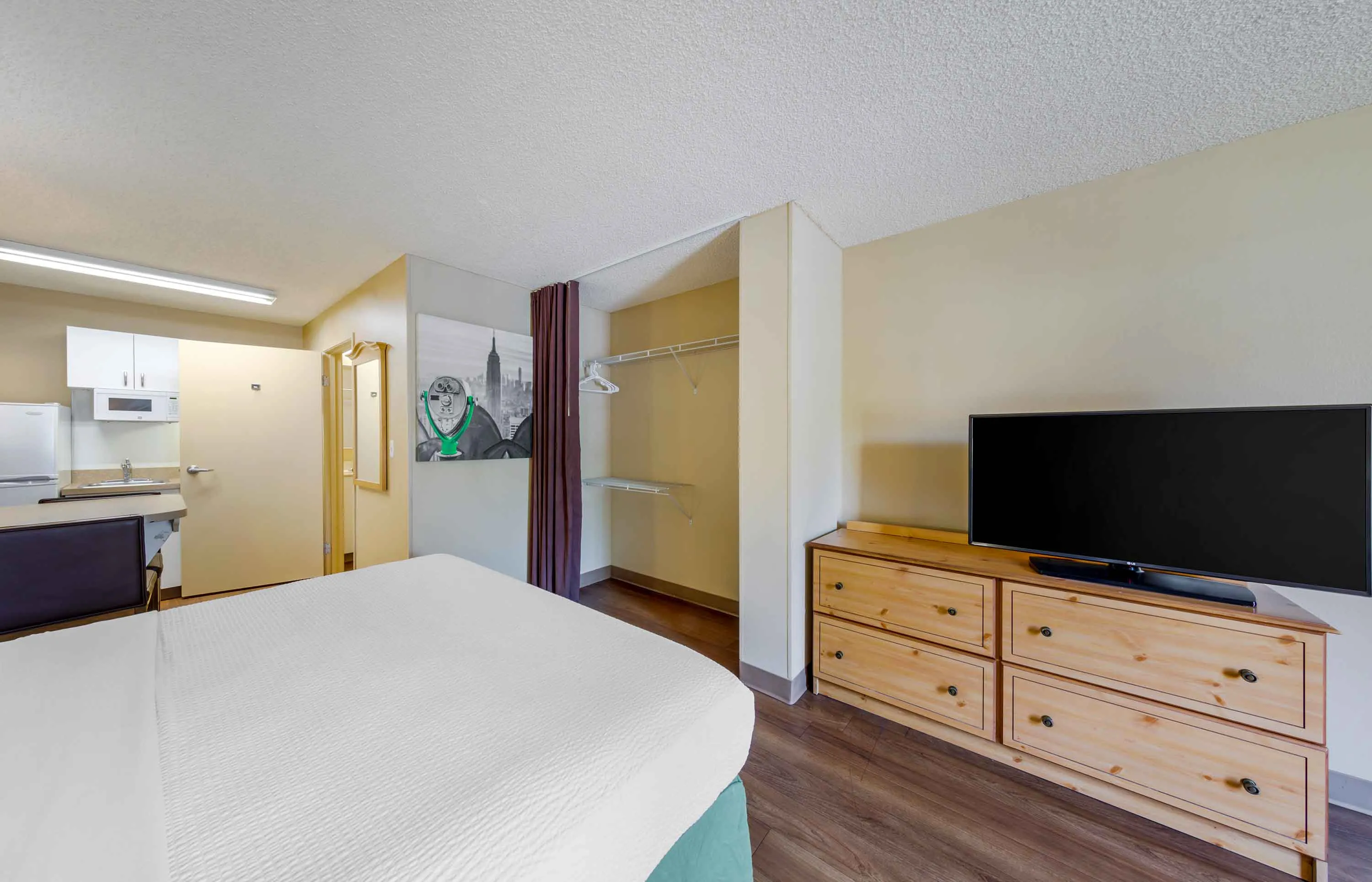 Deluxe Studio - 1 King Bed