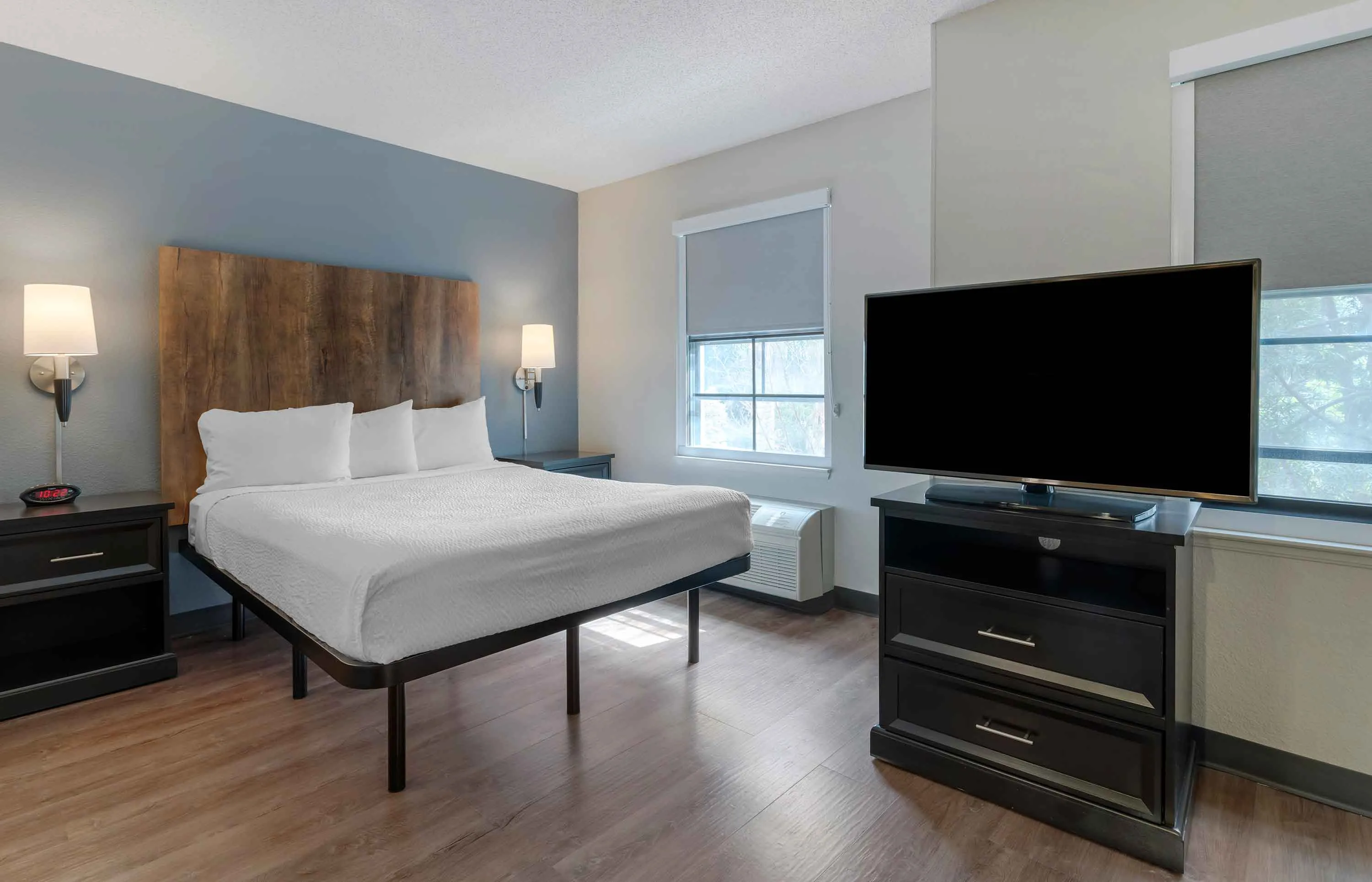 Deluxe Studio - 1 Queen Bed