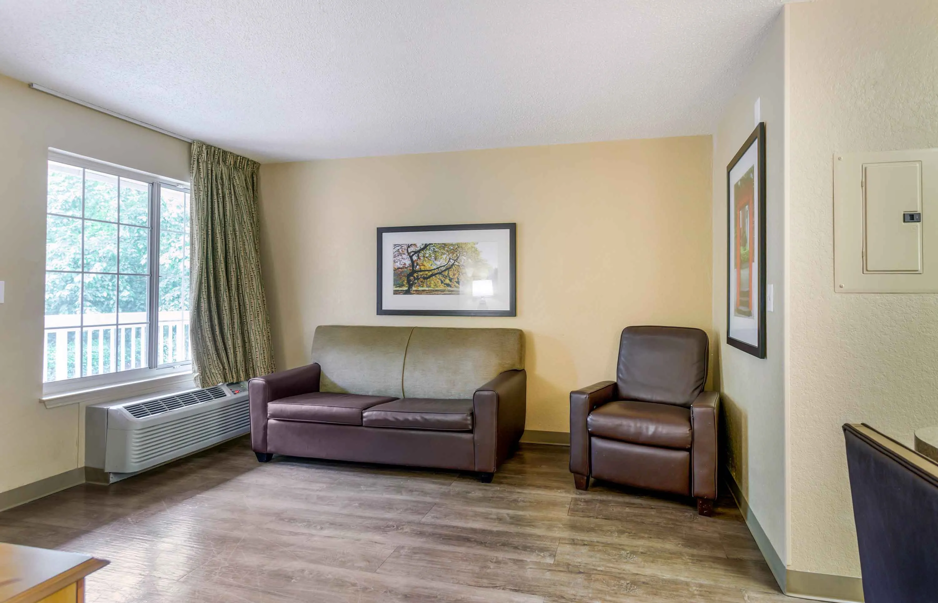 2 Bedroom Suite - 1 Queen Bed