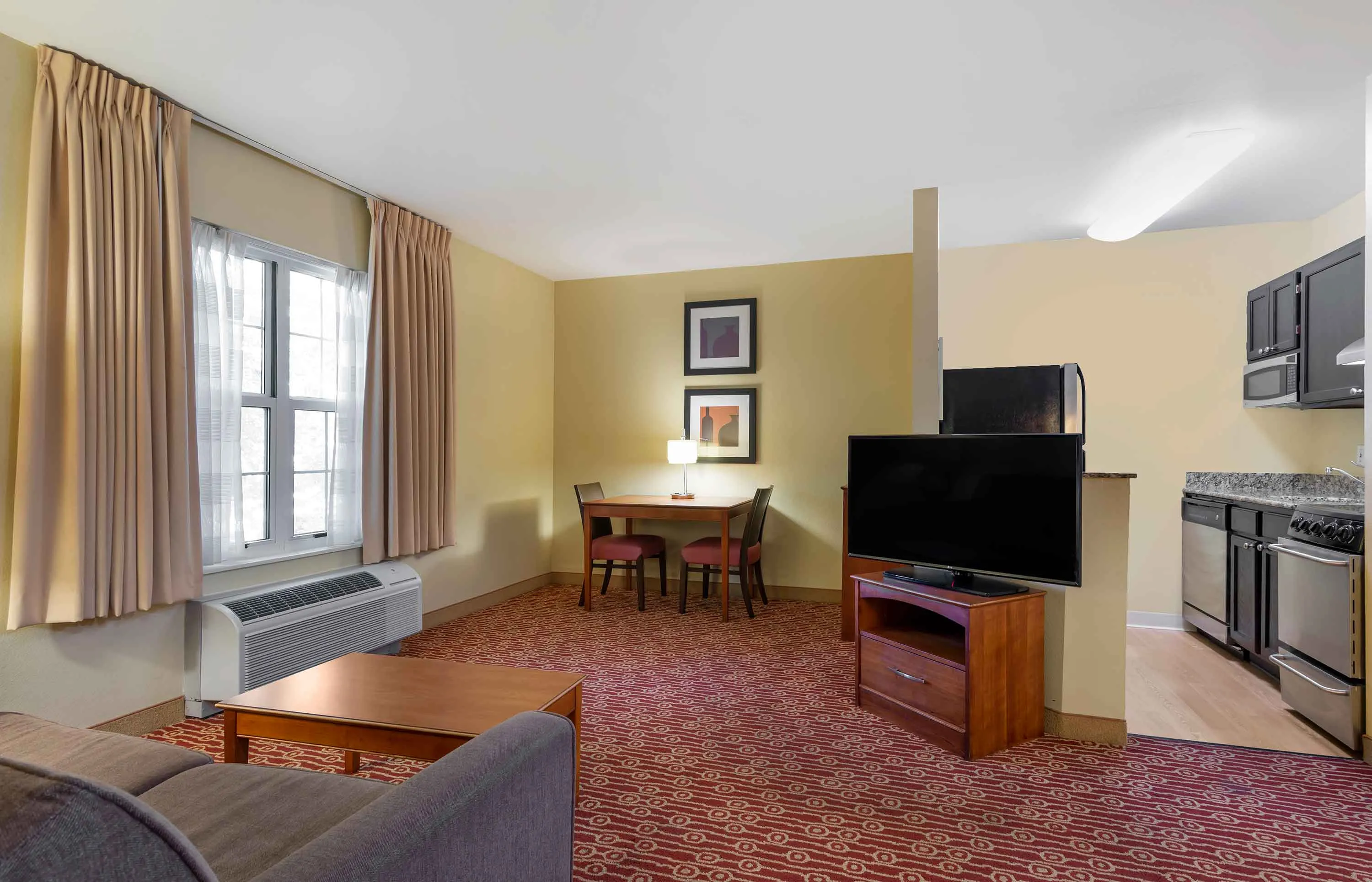 1 Bedroom Suite - 1 Queen Bed