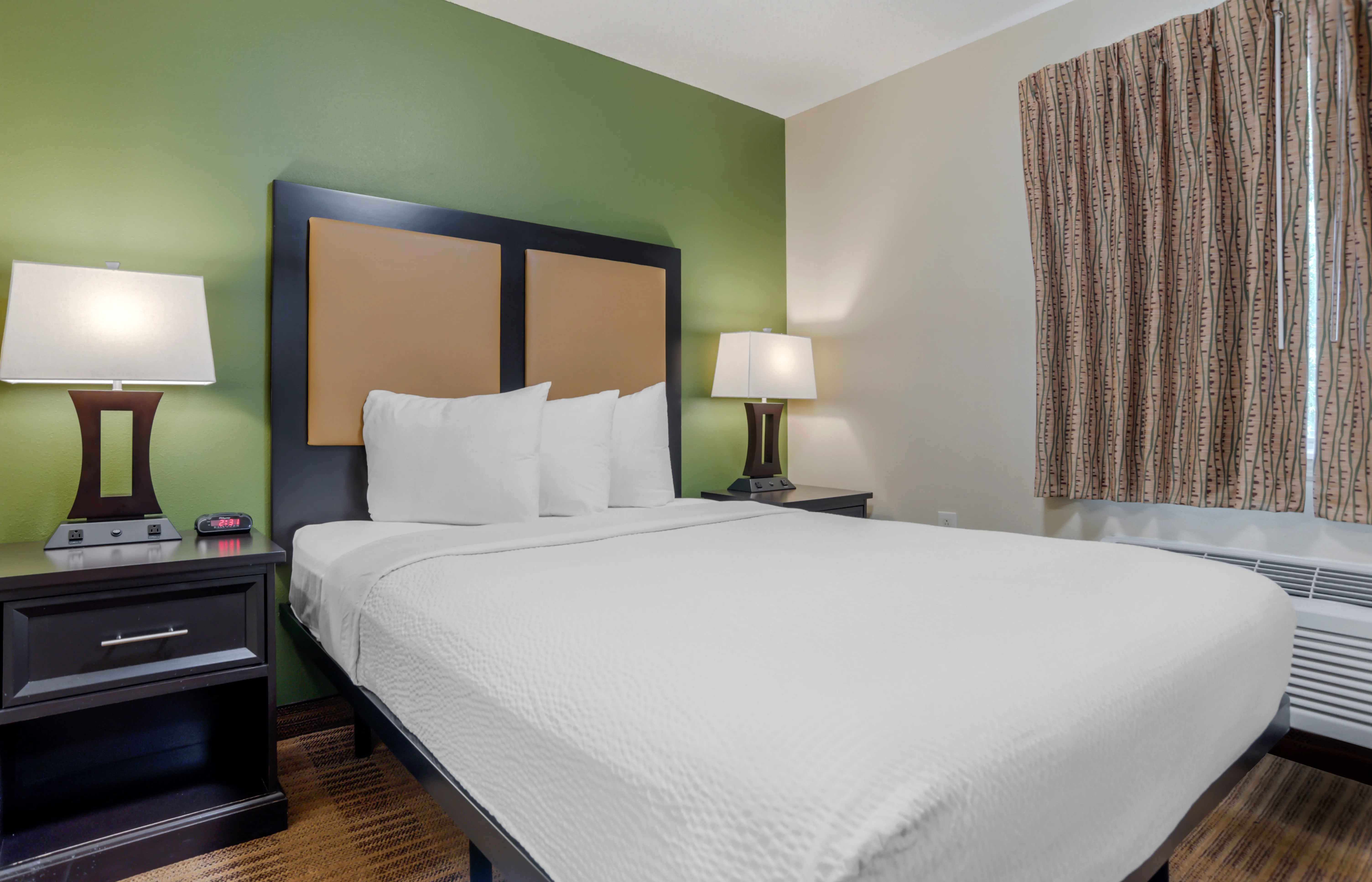 Deluxe Studio - 1 Queen Bed