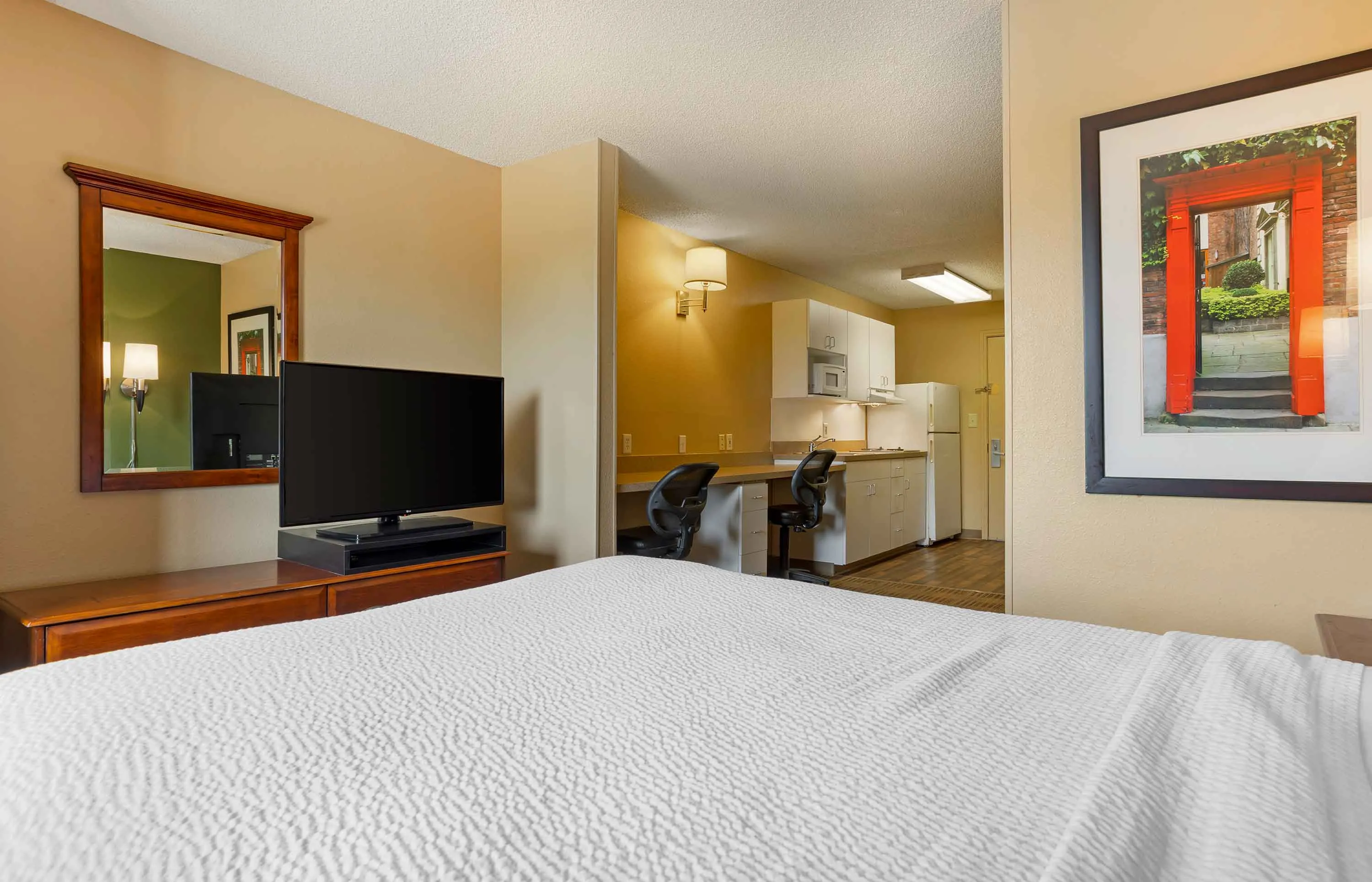 Deluxe Studio - 1 Queen Bed