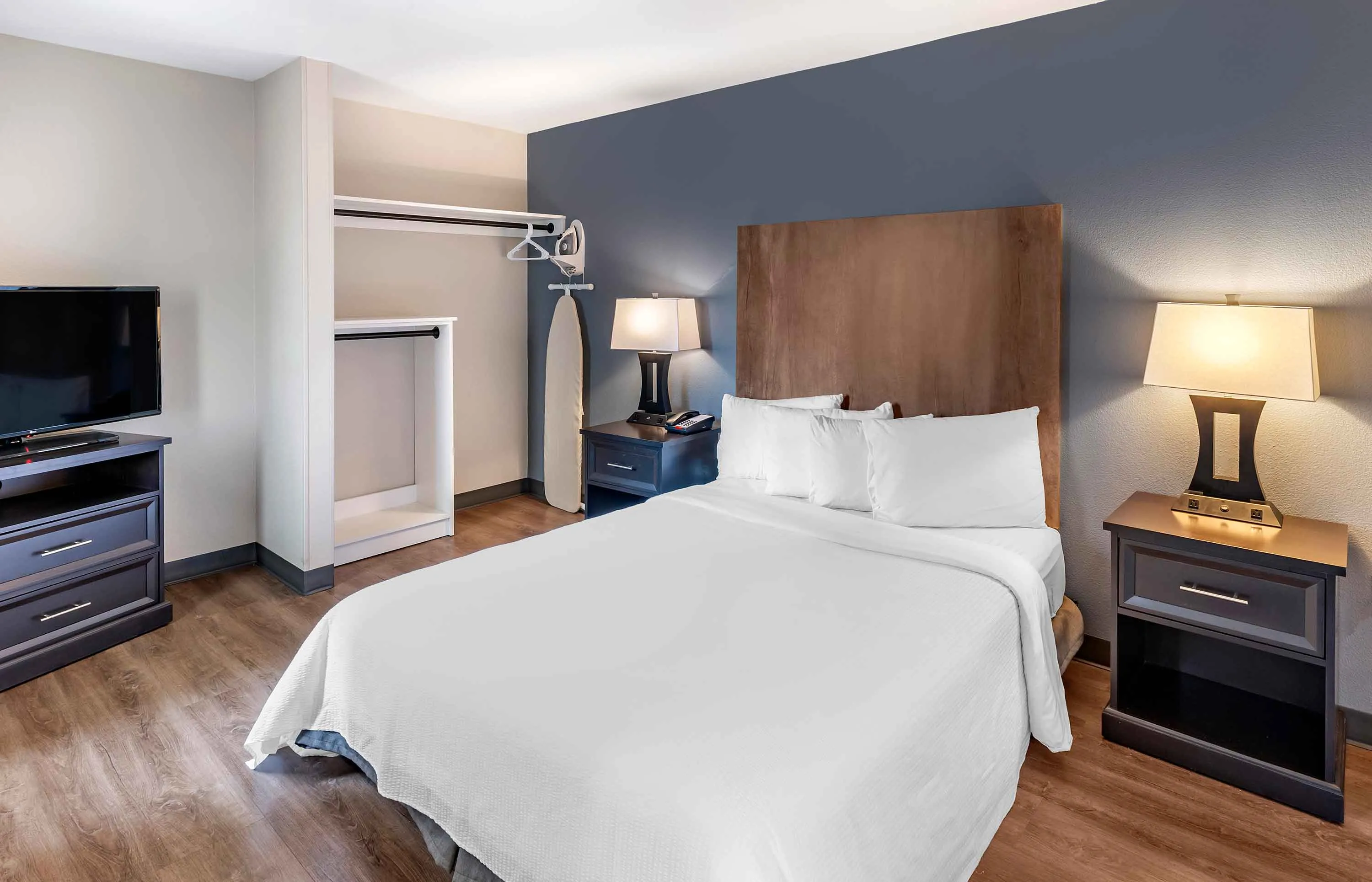 Deluxe Studio - 1 Queen Bed