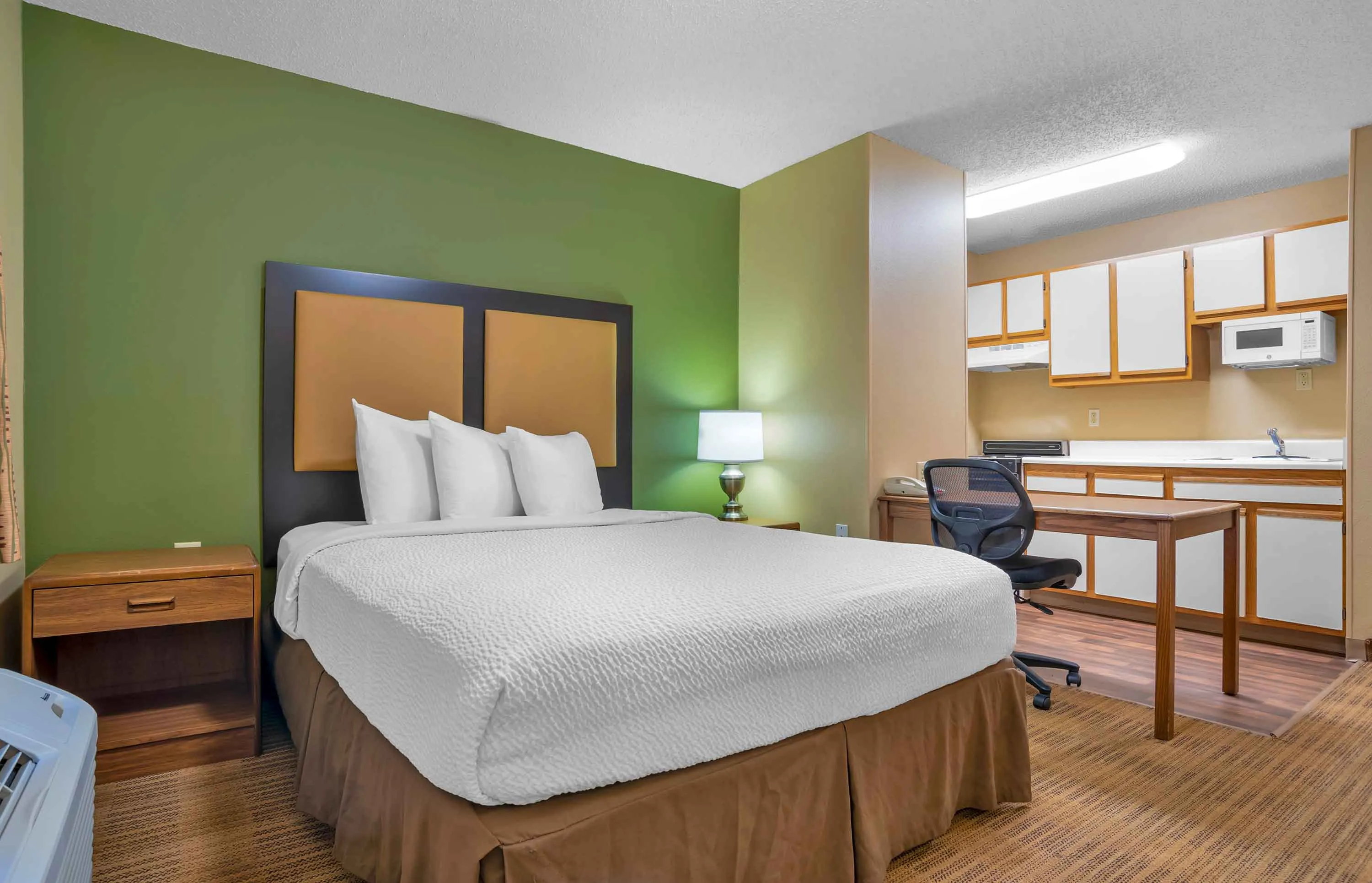 1 Bedroom Suite - 1 Queen Bed